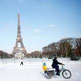 Torre Eiffel lucha contra el hielo mientras nieva en Europa