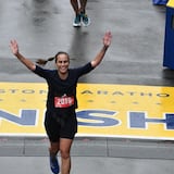 Mónica Puig cruza la meta del Maratón de Boston