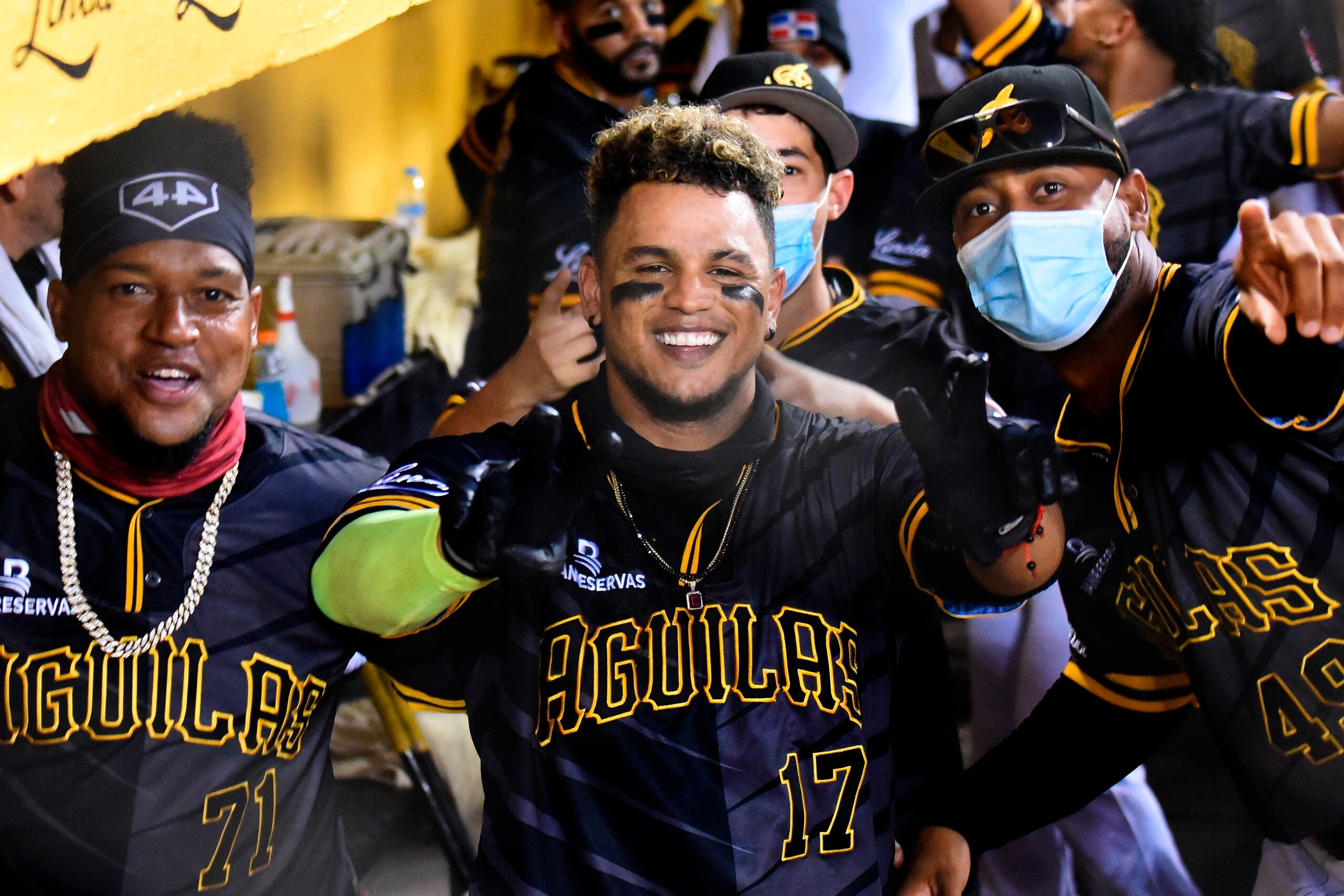 Juan Lagares (17), de las Águilas Cibaeñas, sacudió un cuadrangular el lunes en el partido decisivo en que sus Águilas Cibaeñas se coronaron en la pelota dominicana al vencer a los Gigantes del Cibao 7-4.