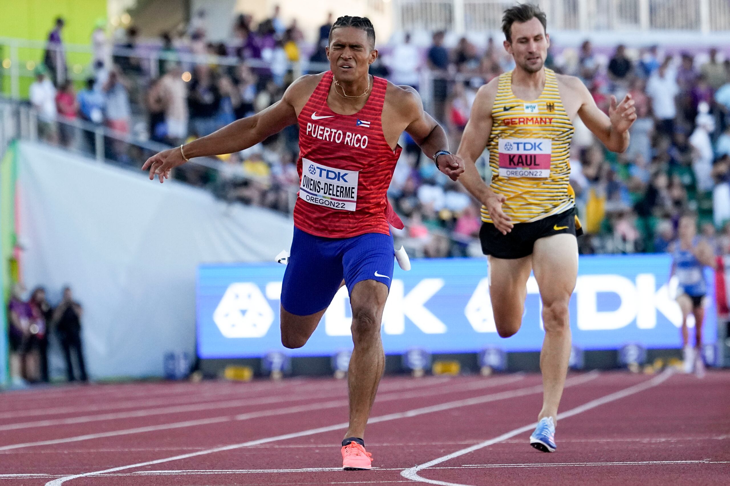 Ayden Owens-Delerme cruza la meta en la primera posición en el evento final del décalo, los 1,500 metros.