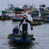 Pescadores en Perú enfrenta angustia tras derrame petrolero sin precedentes