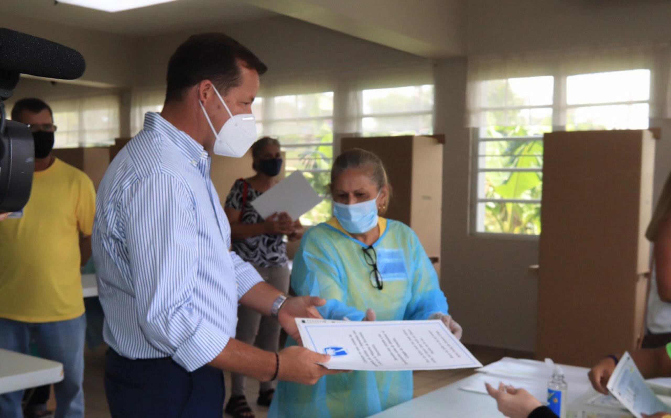 El aspirante a alcalde de Guaynabo, Edward O'Neill, en el mmento que recibía sus documentos para poder votar.