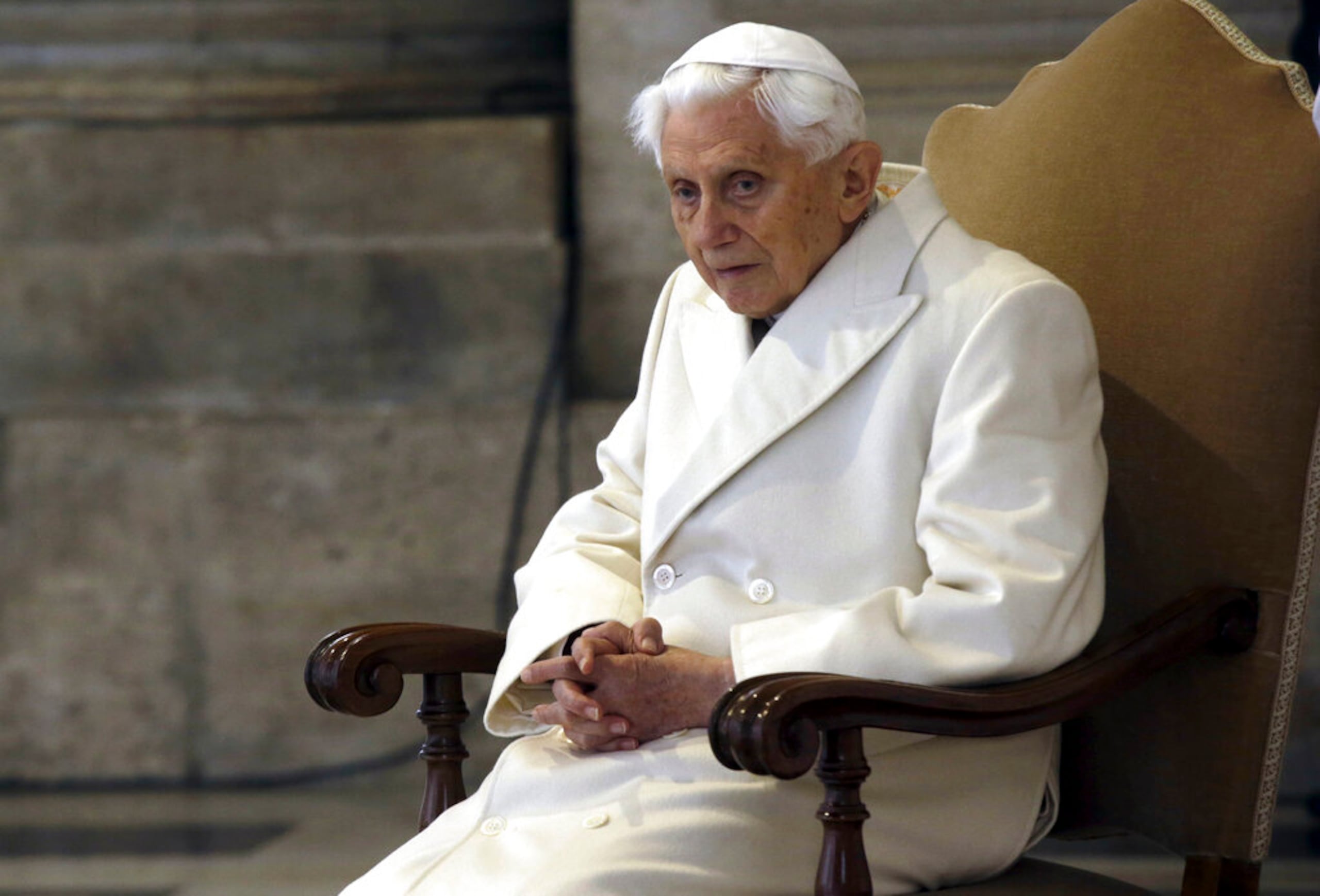 Benedicto XVI sentado en la basílica de San Pedro durante una ceremonia para celebrar el inicio del año litúrgico el 8 de diciembre de 2015.