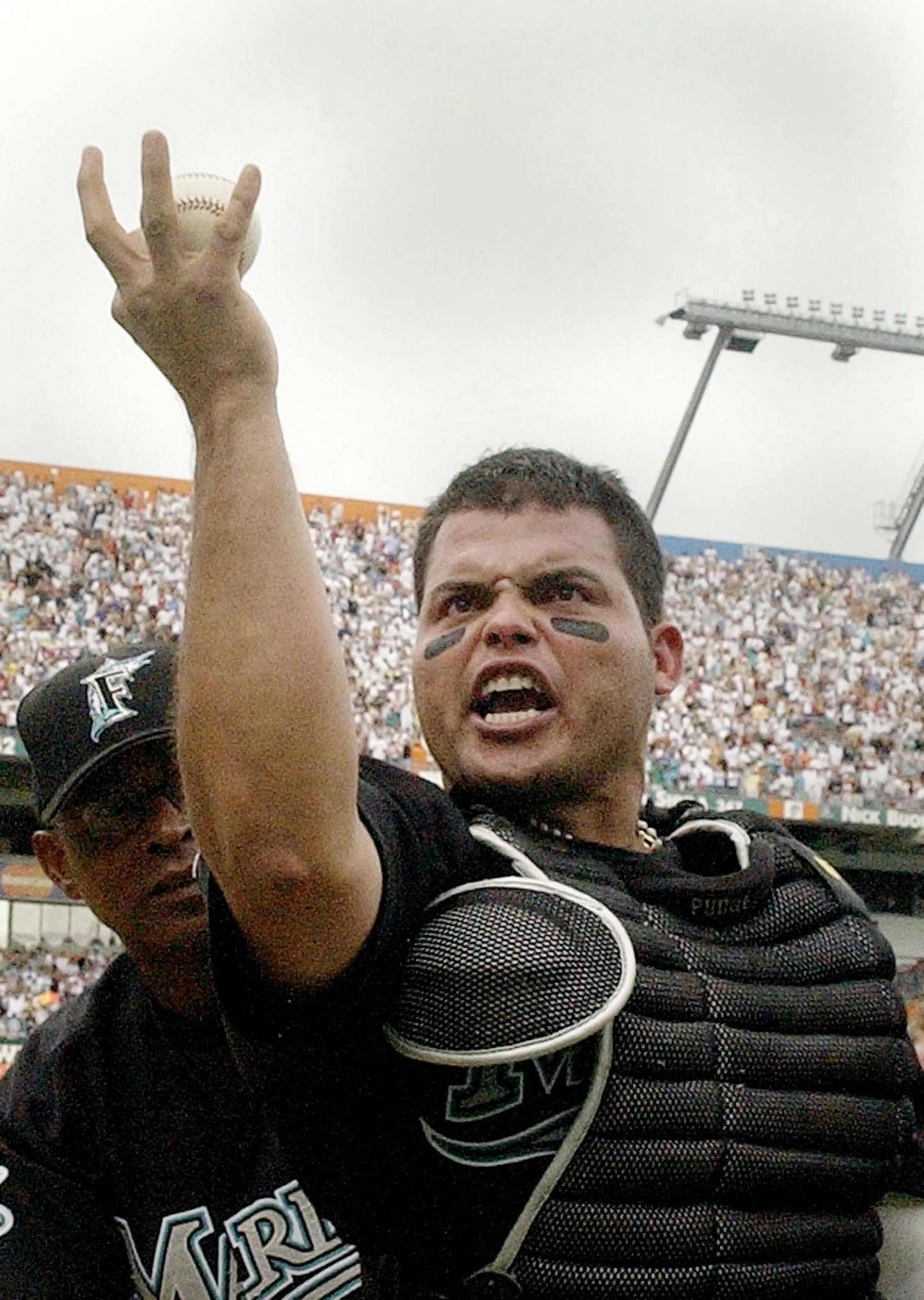 Iván Rodríguez muestra la bola que retuvo en una jugada aparatosa en el plato que al ser out cerró la Serie Divisional del 2003 y que guió a los Marlins de Florida (hoy en día de Miami) a la siguiente ronda de la postemporada de ese año.