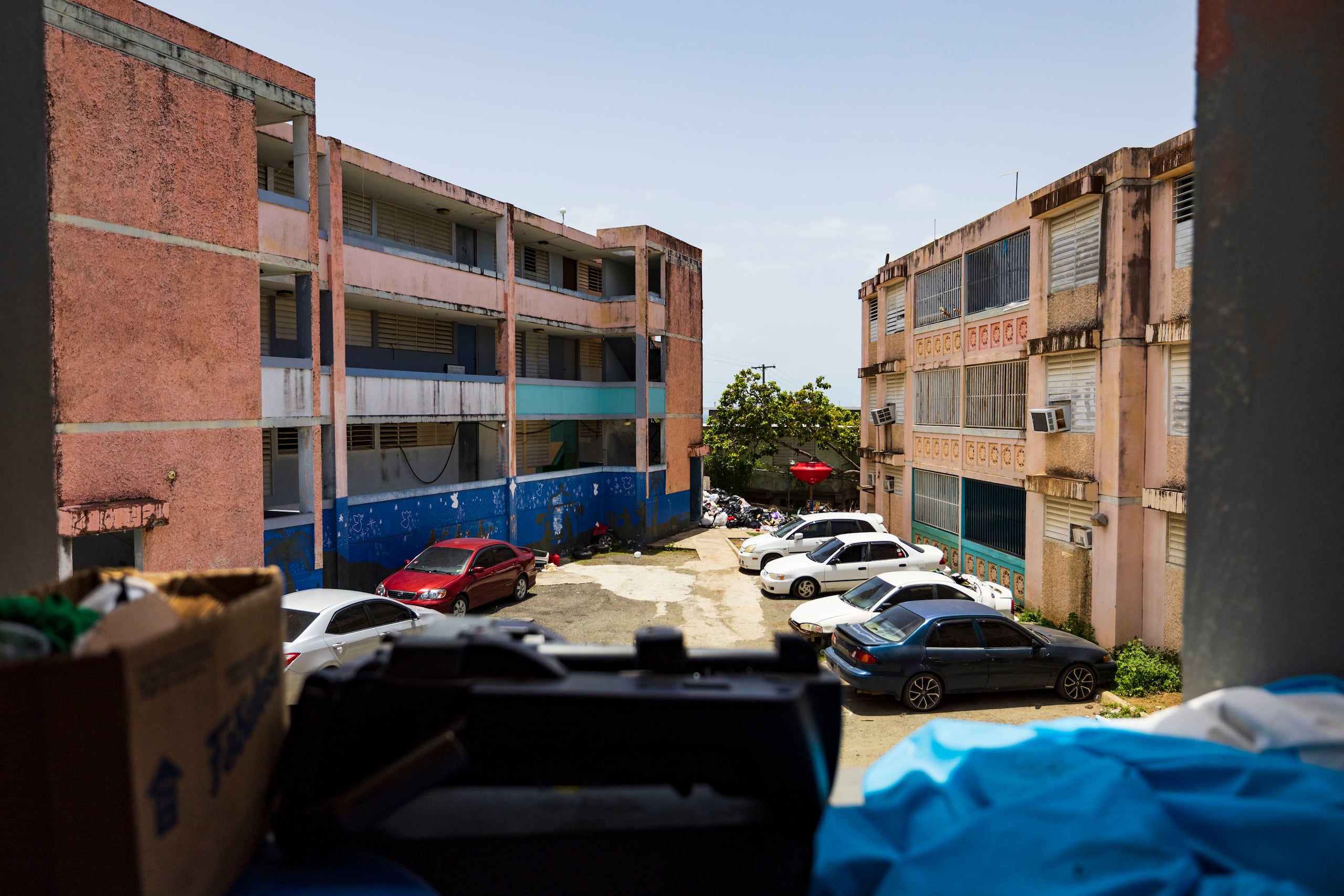 Vista del complejo de vivienda Terrazas de San Francisco, lugar en el que hay personas que viven sin los servicios de agua y luz.