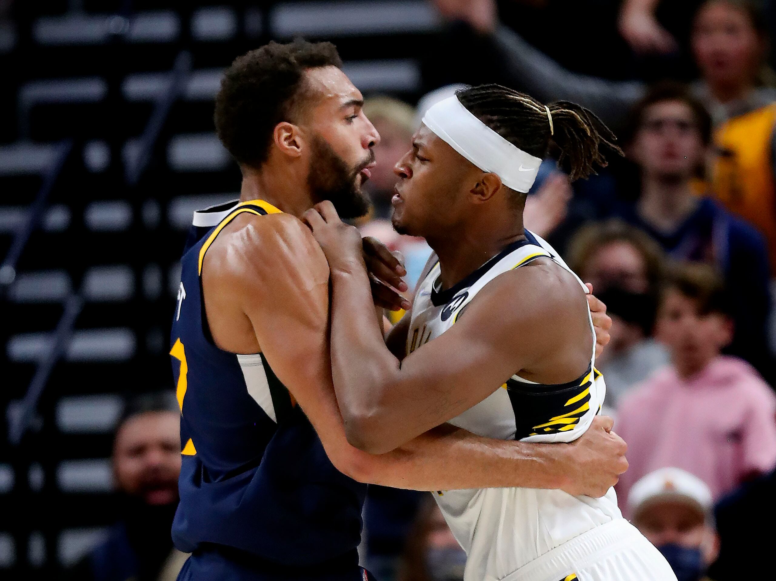 El centro del Jazz de Utah, Rudy Gobert, izquierda, y el centro de los Pacers de Indiana, Myles Turner, tuvieron un altercado durante el cuarto periodo del juego de la NBA en Salt Lake City el jueves. Ambos jugadores, así como Donovan Mitchell y Joe Ingles, fueron expulsados.