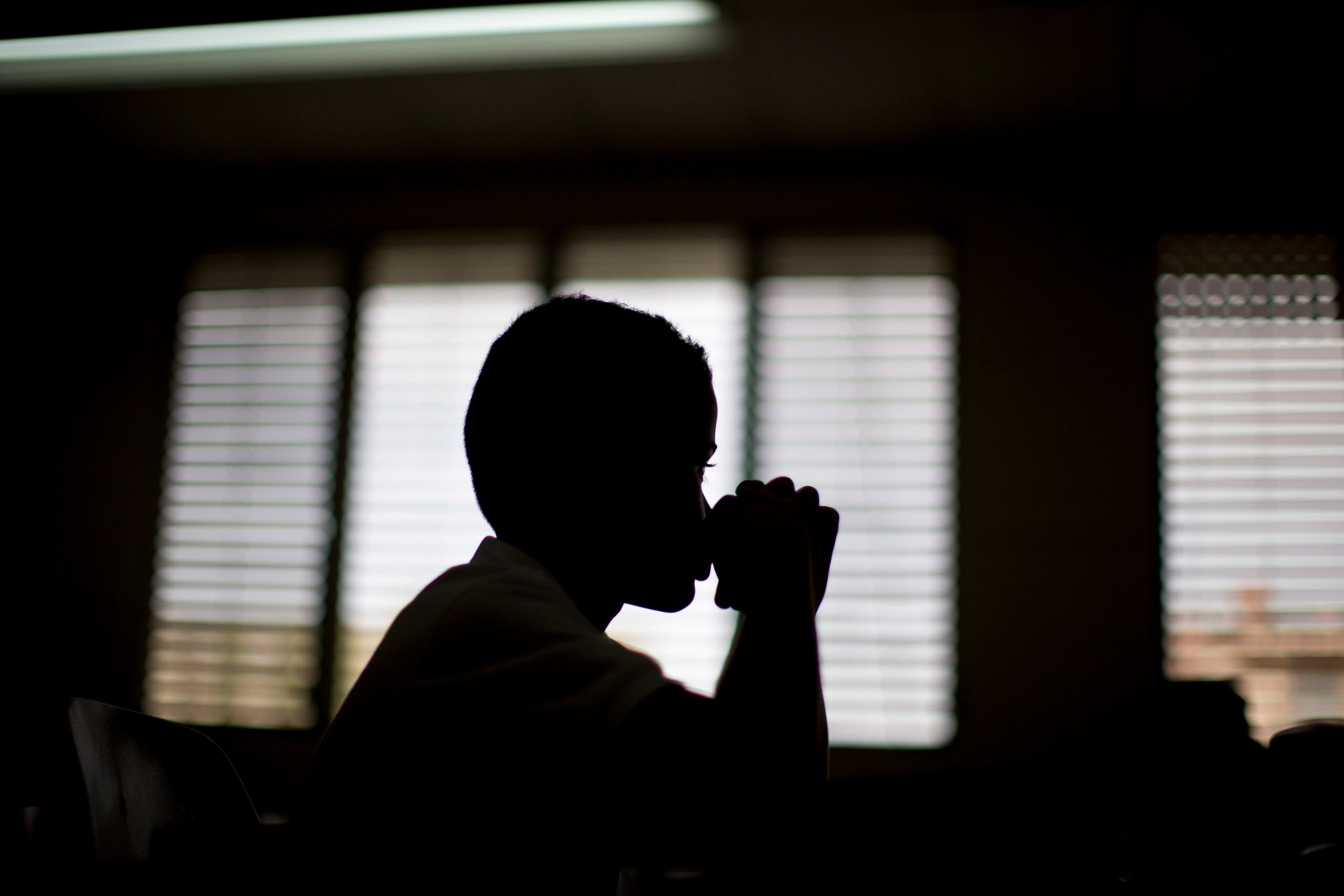 Estudiante en un salón de clases.