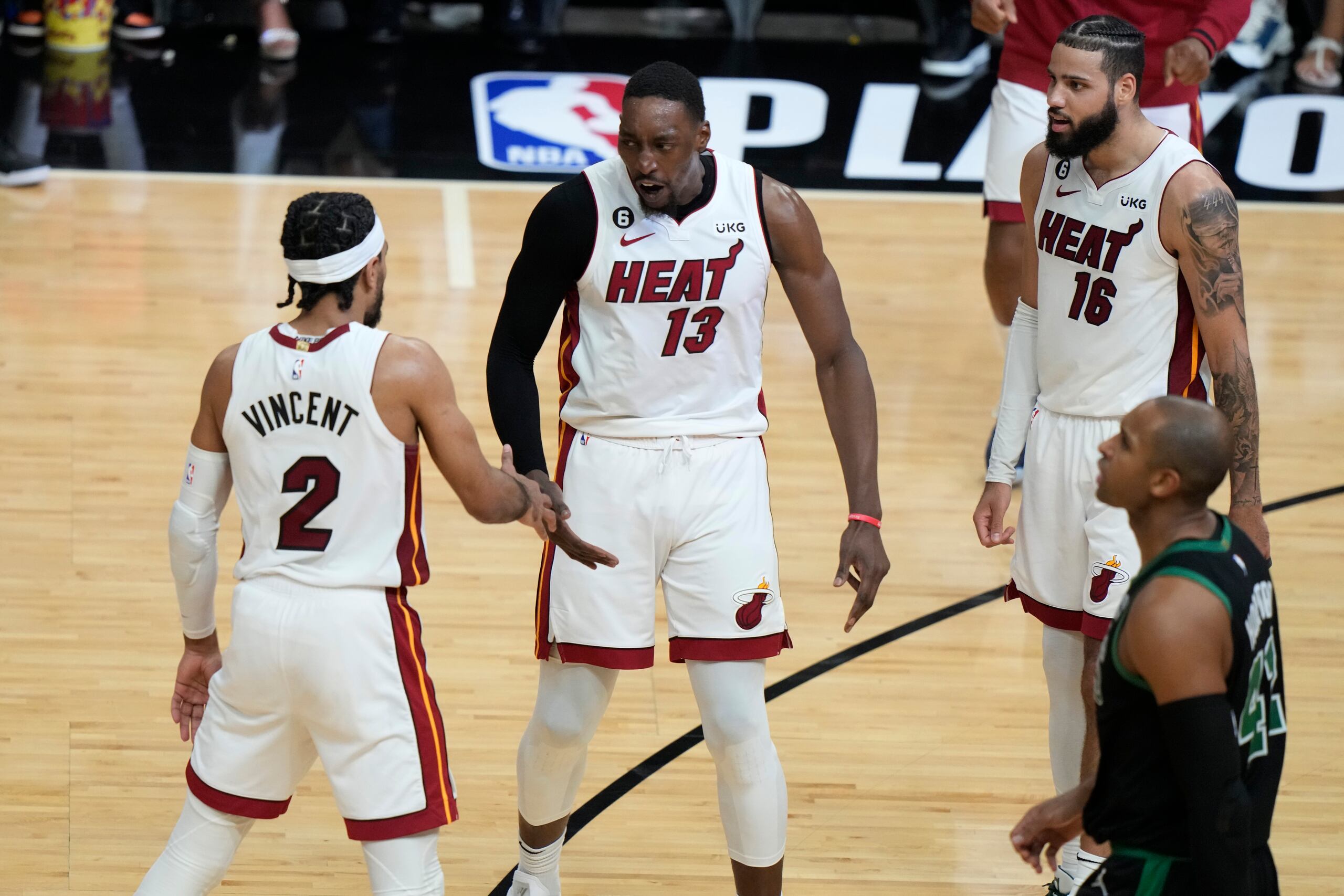 Gabe Vincent (2) y Bam Adebayo (13) celebran una nueva victoria del Heat sobre Boston.