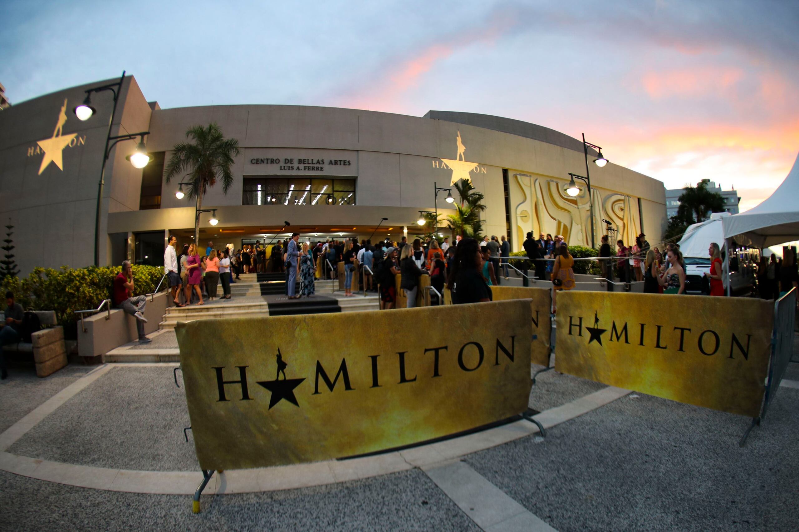 Fachada del Centro de Bellas Artes a horas de la apertura de la primera función de 'Hamilton' en Puerto Rico. (GFR Media)