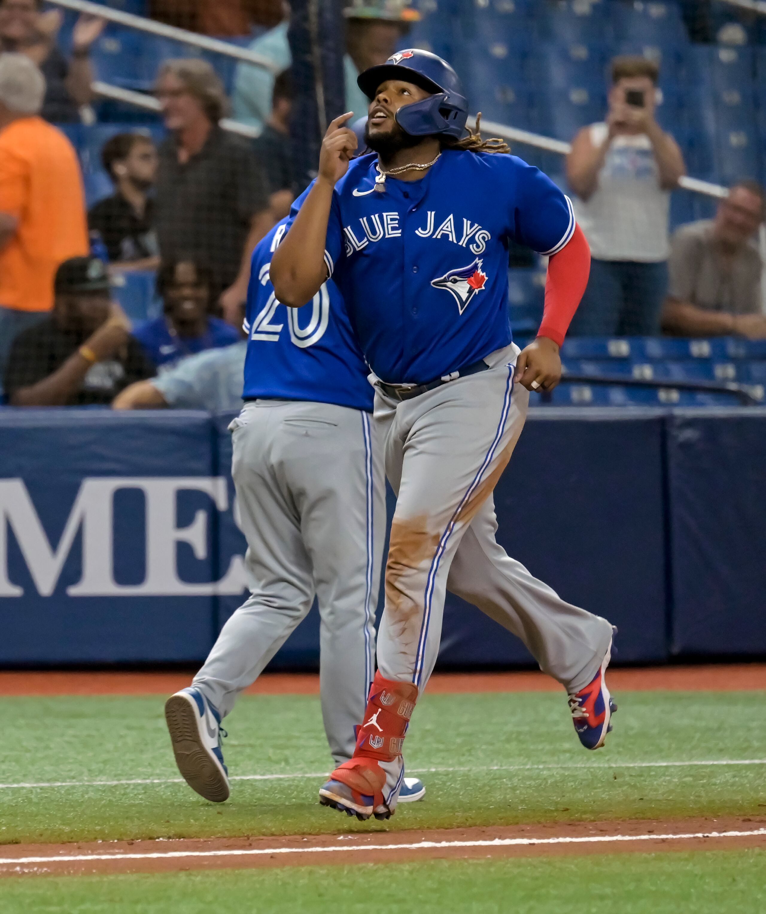 El dominicano Vladimir Guerrero Jr., de los Blue Jays de Toronto, festeja tras conectar un 'grand slam' el martes ante los Rays de Tampa Bay.