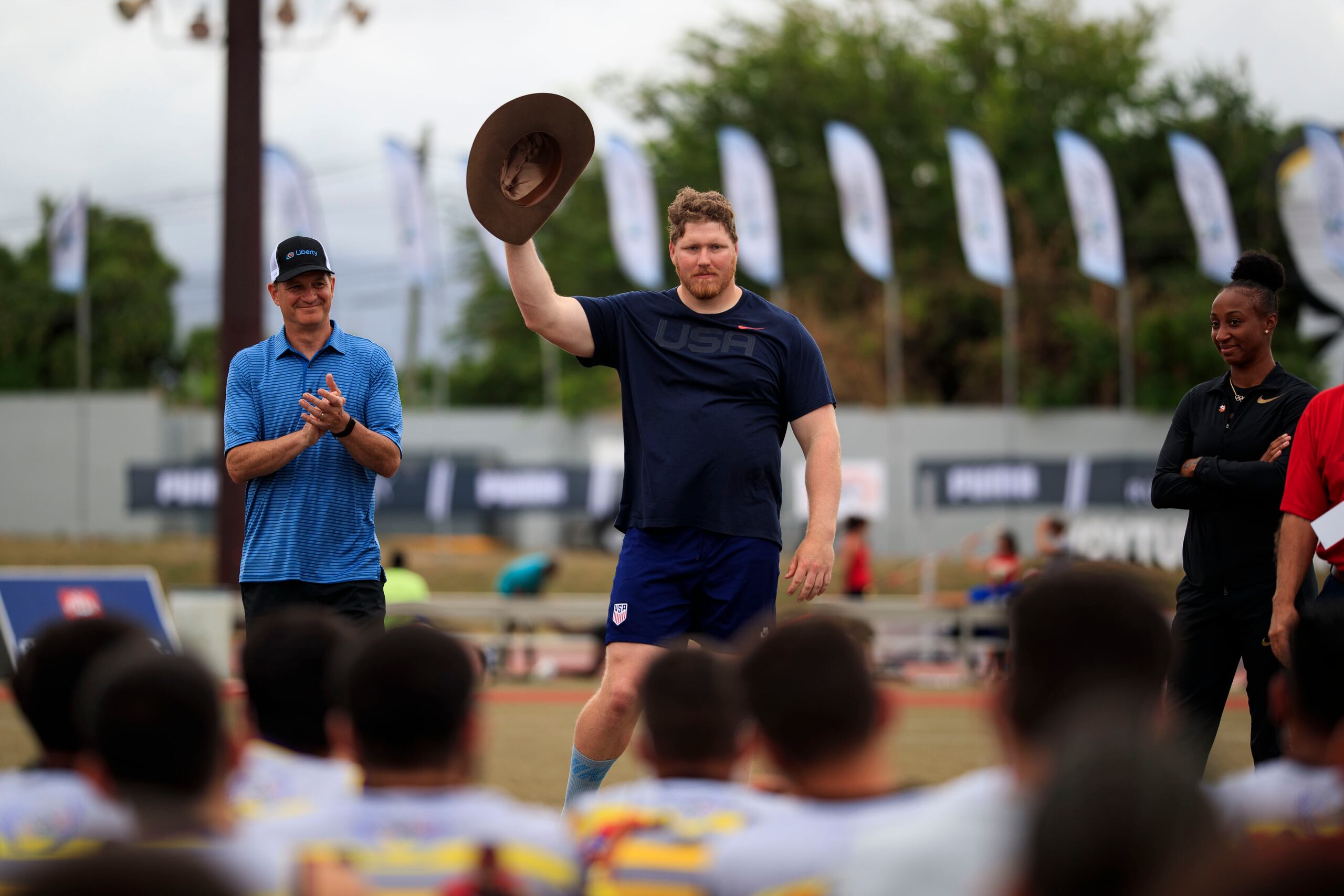 Ryan Crouser se quita el sombrero para salur a los niños y jóvenes a los que dio una clínica el miércoles en el estadio Paquito Montaner de Ponce.