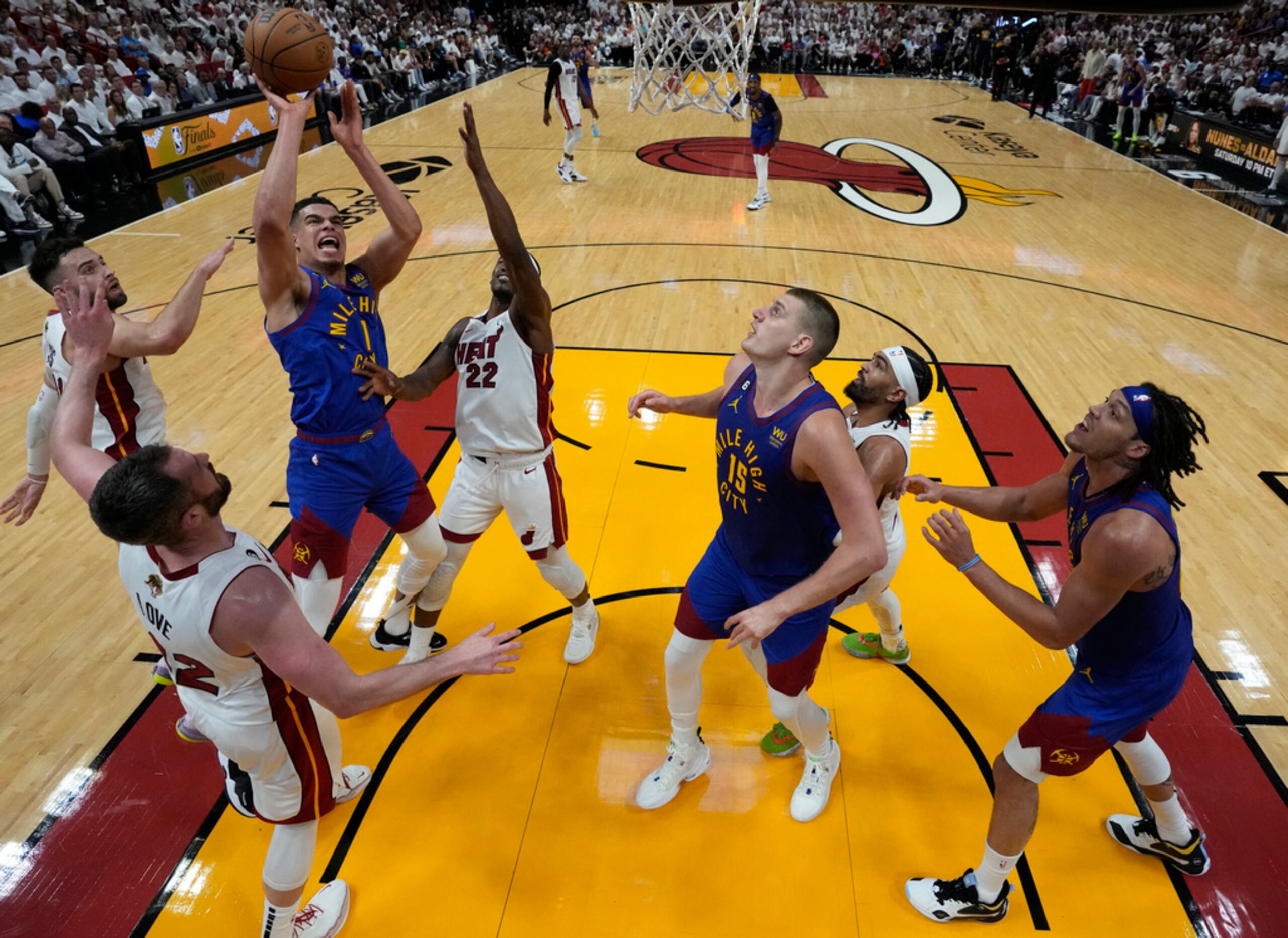 Michael Porter Jr ataca el canasto ante la defensa del Heat de Miami.