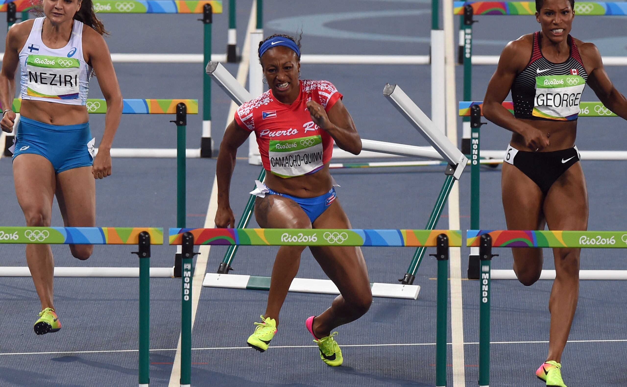 En Río 2016, Jasmine Camacho Quinn dominaba la acción en su heat de ronda semifinal cuando tropezó con una valla perdiendo el ritmo y eventualmente la carrera.