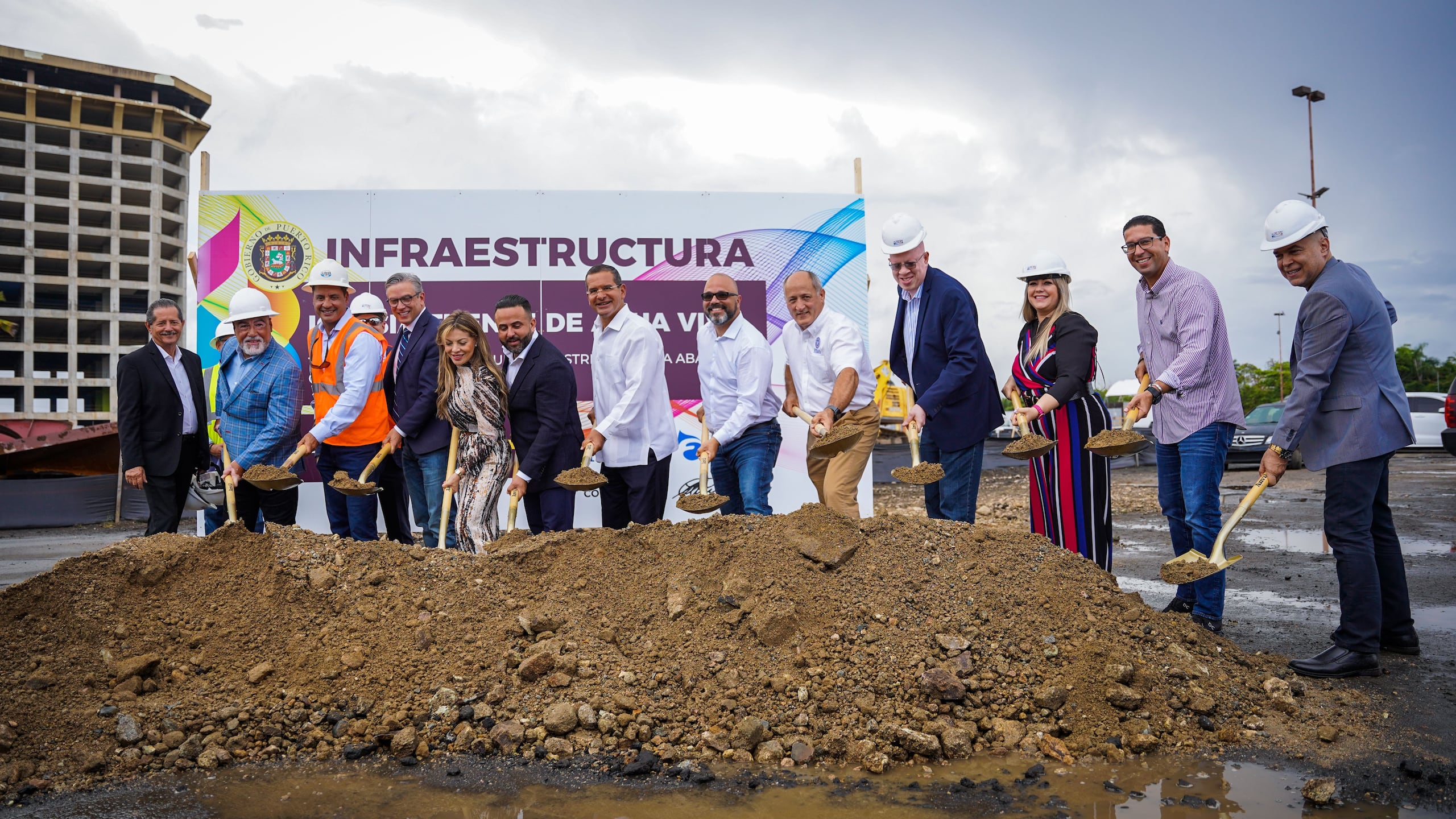 Pierluisi encabezó la ceremonia de colocación de la primera piedra del proyecto junto al pastor de la iglesia, el predicador Otoniel Font.