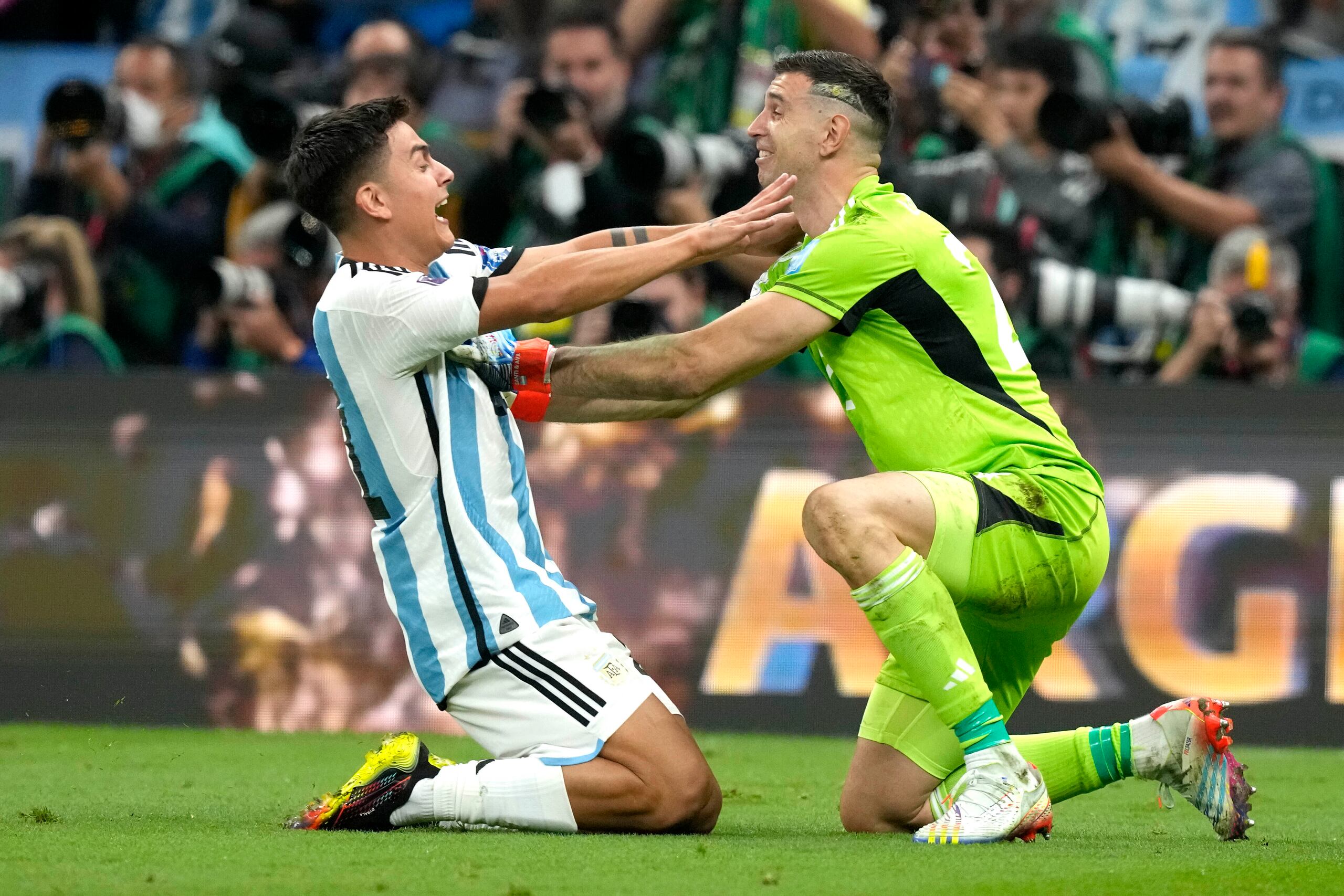 Paulo Dybala y Emiliano Martinez.