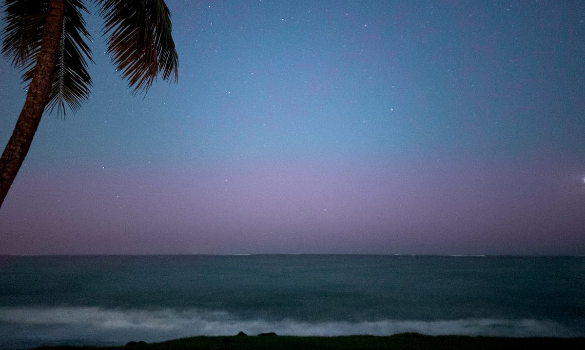 Luz aurora boreal sorprende desde la carretera PR-165 en Toa Baja