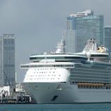 Un crucero de Royal Caribbean rescata a 17 cubanos varados en el mar