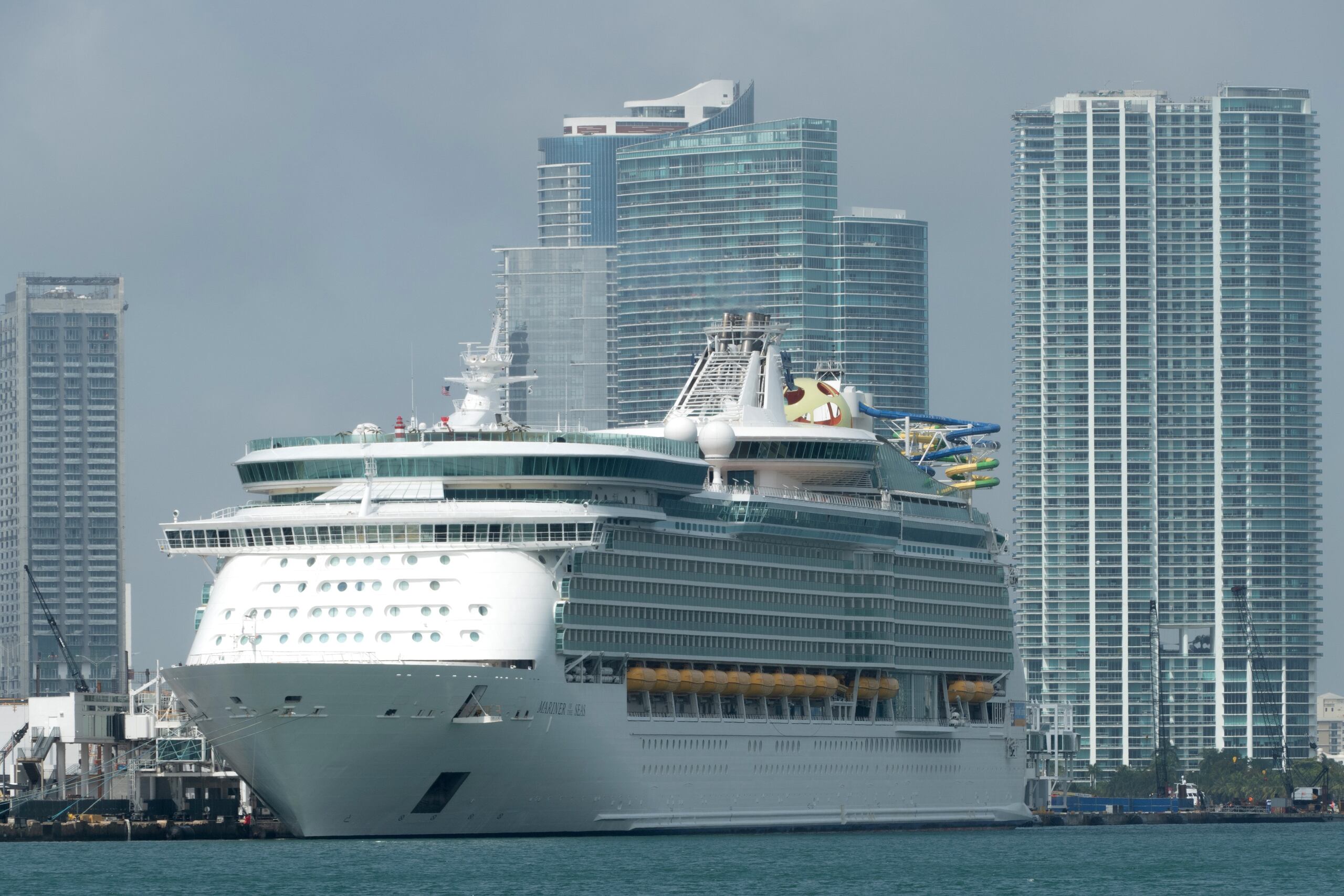 El crucero Mariner of the Seas de la compañía Royal Caribbean atracado en la Bahía de Miami, Florida, en Estados Unidos. (EFE/Giorgio Viera)