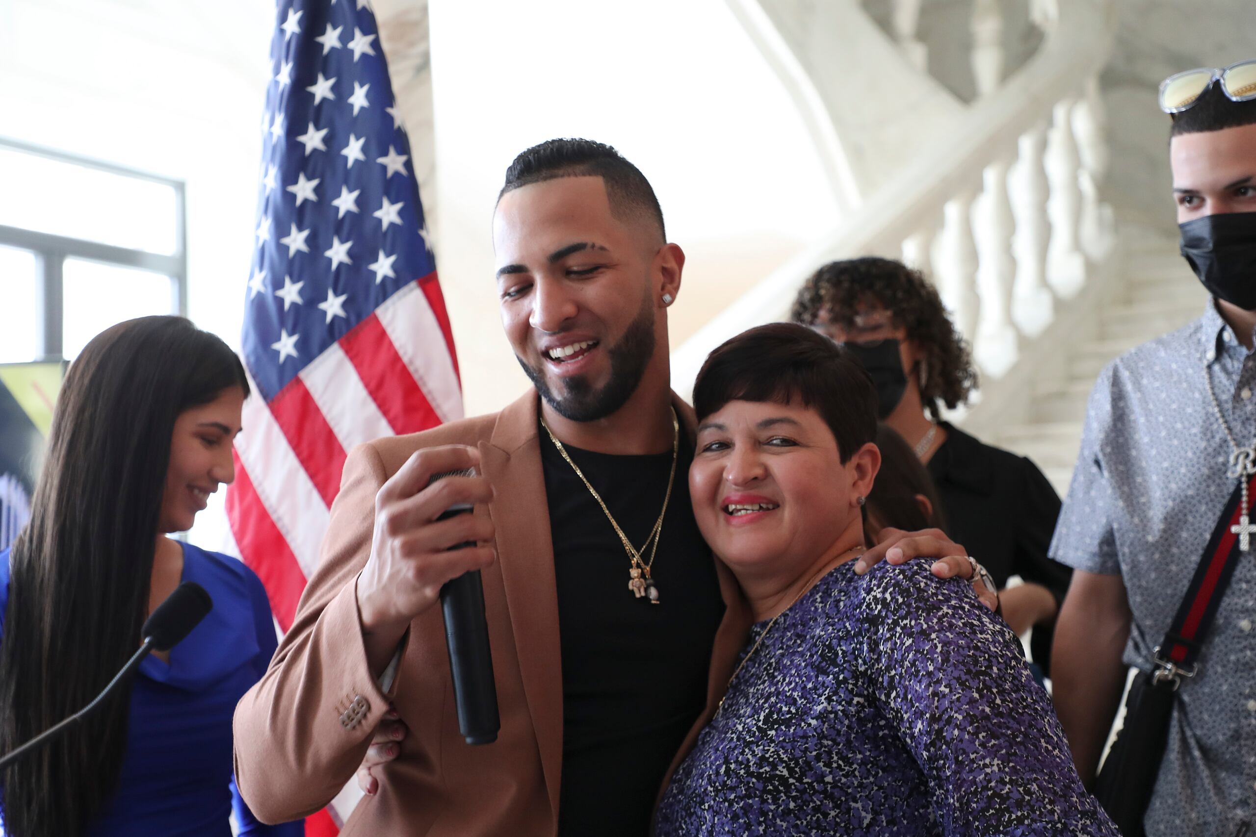 Eddie Rosario estuvo acompañado por su madre, María Haddock, durante la actividad en que se le reconoció el jueves en el Capitolio.