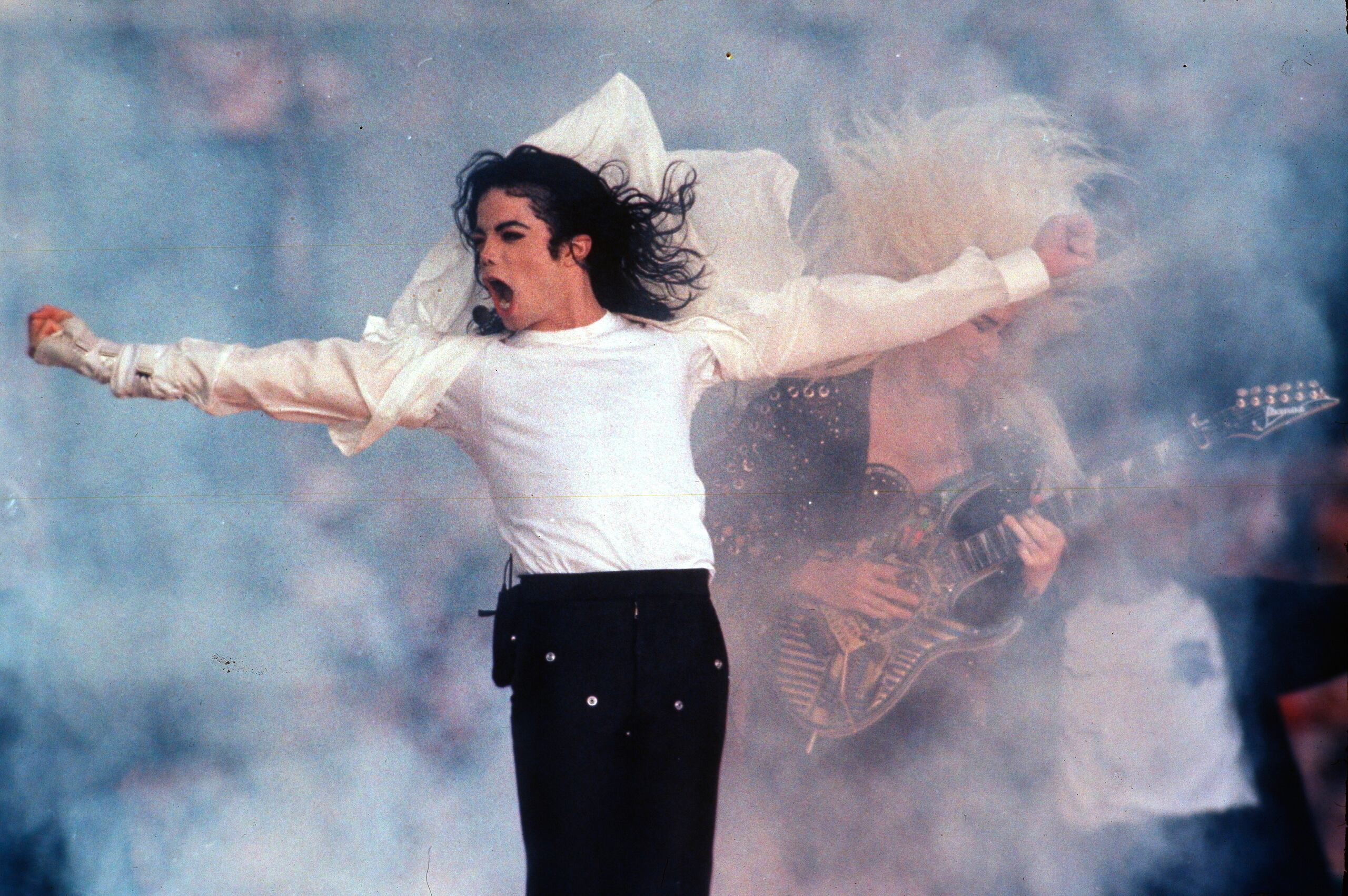 El superastro del pop Michael Jackson actúa en el espectáculo del medio tiempo del Super Bowl en Pasadena, California