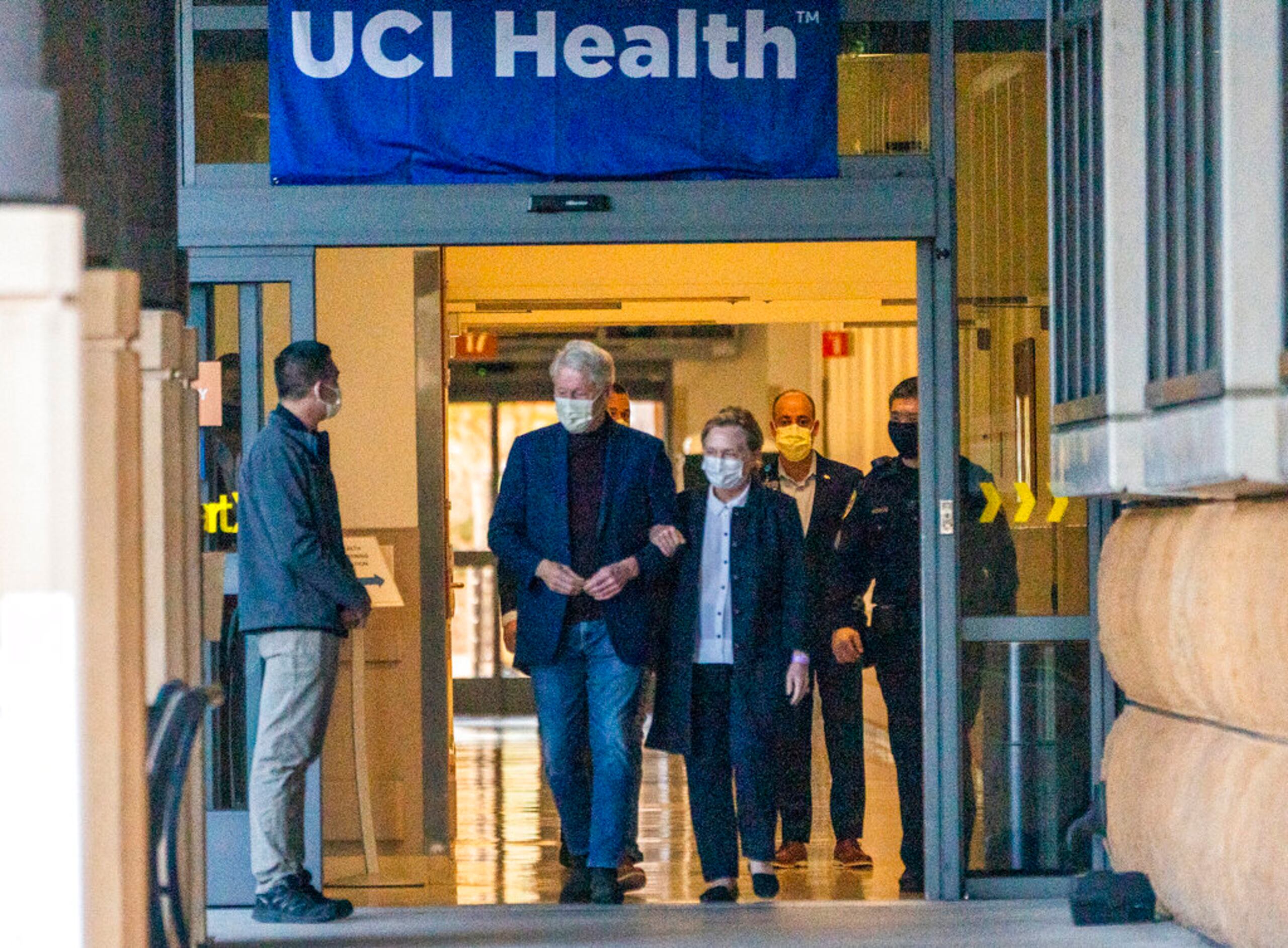 Bill Clinton junto a su esposa Hillary el pasado 17 de octubre a su salida del Centro Médico Irvine de la Universidad de California, donde estuvo recluido.