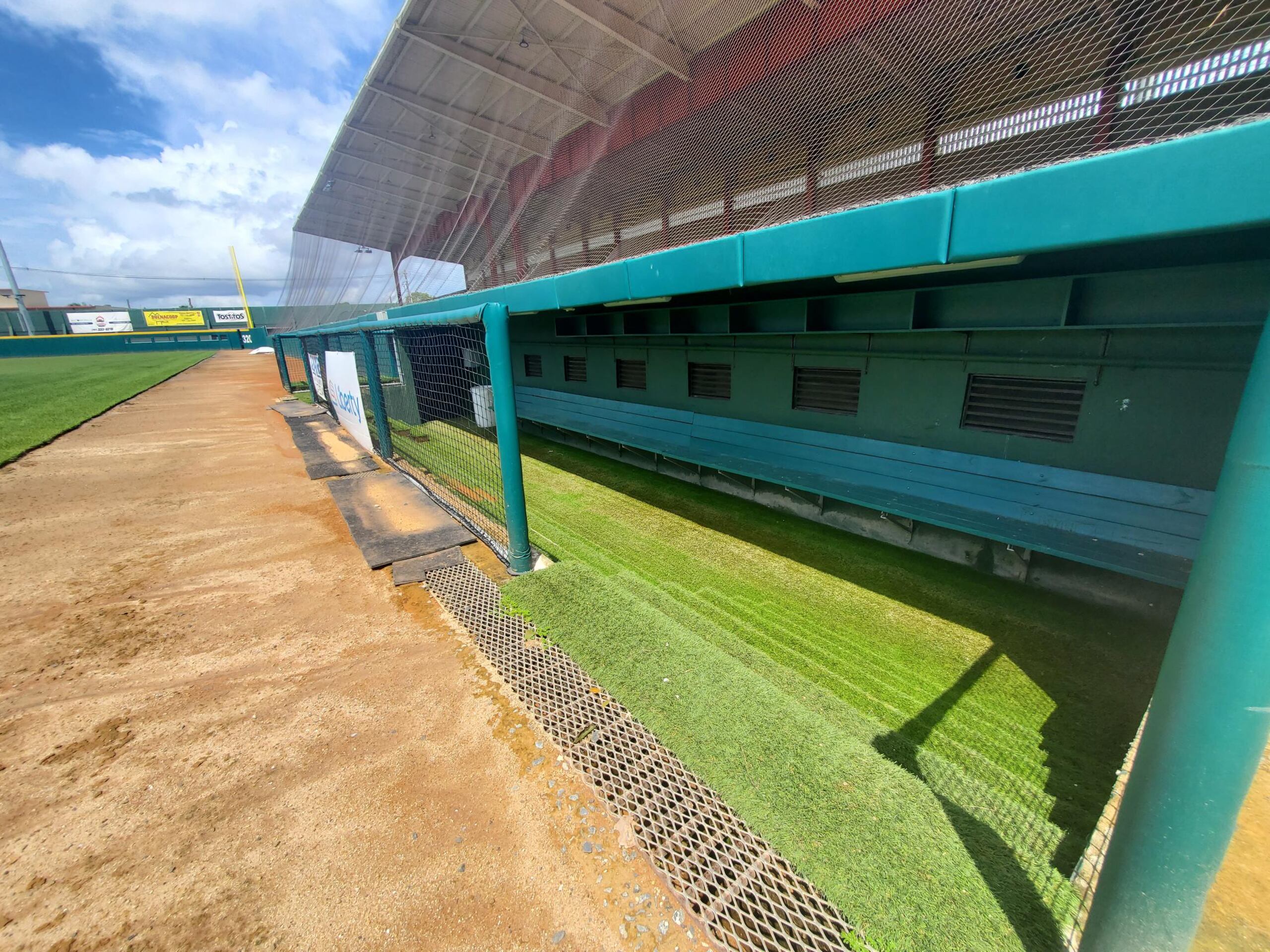 Los dugouts recibieron una sustancial cantidad de agua.