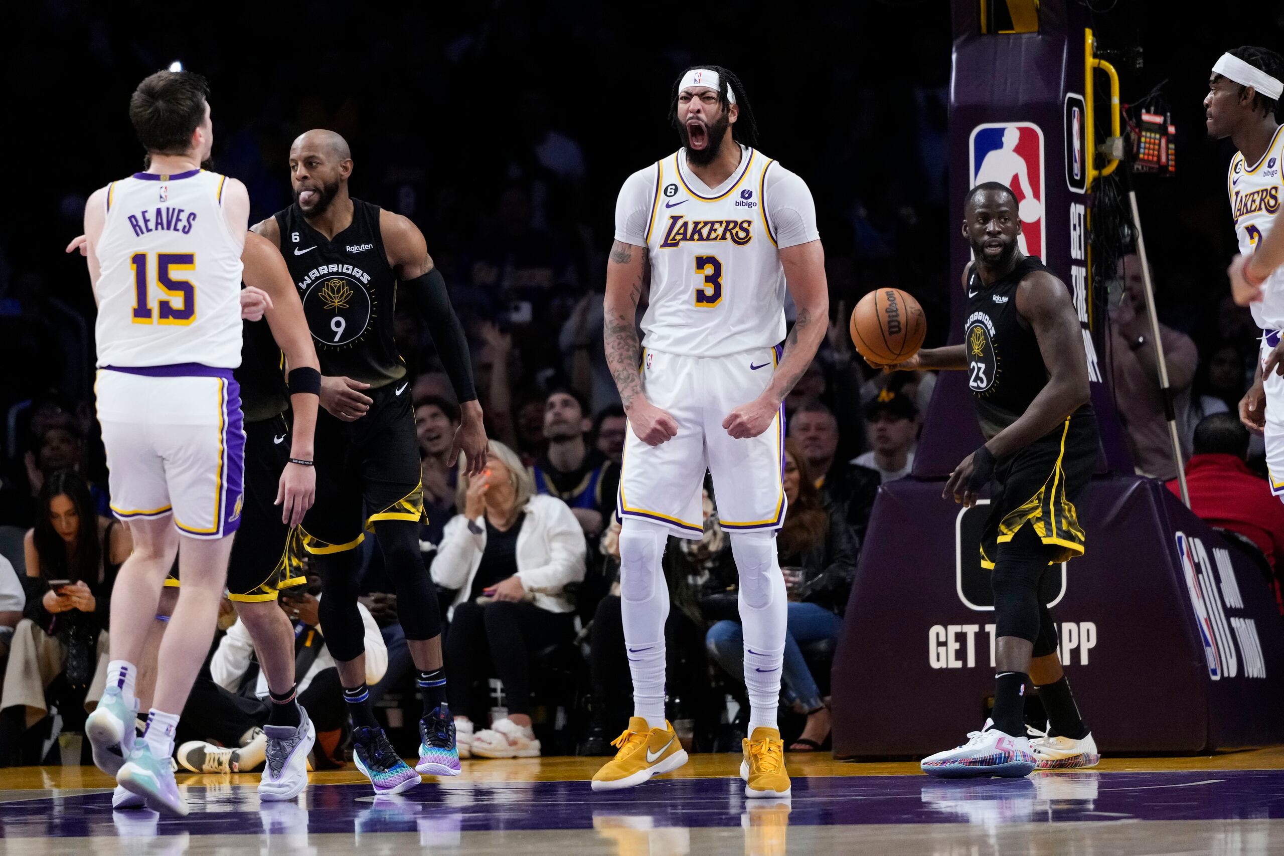 Anthony Davis (3), de los Lakers de Los Ángeles, festeja tras encestar en duelo ante los Warriors de Golden State, el domingo 5 de marzo de 2023, en Los Ángeles. (AP Foto/Jae C. Hong)