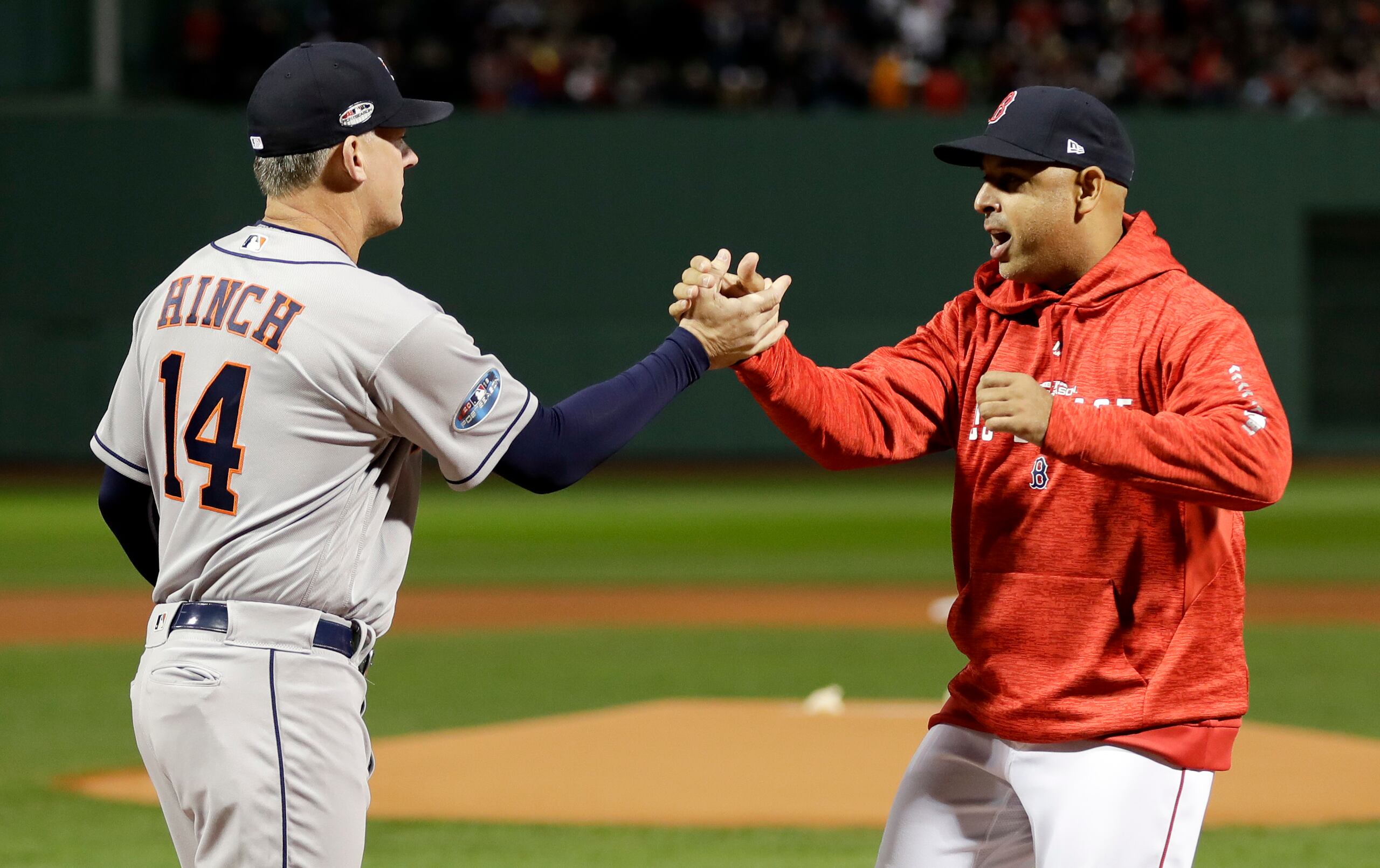 Tras trabajar juntos en la dirección de los Astros de Houston, AJ Hinch, a la izquierda, y Alex Cora, cumplieron un año de suspensión cada uno como sanción por el esquema de robo de señales investigado por MLB. Ambos regresan a dirigir este año.