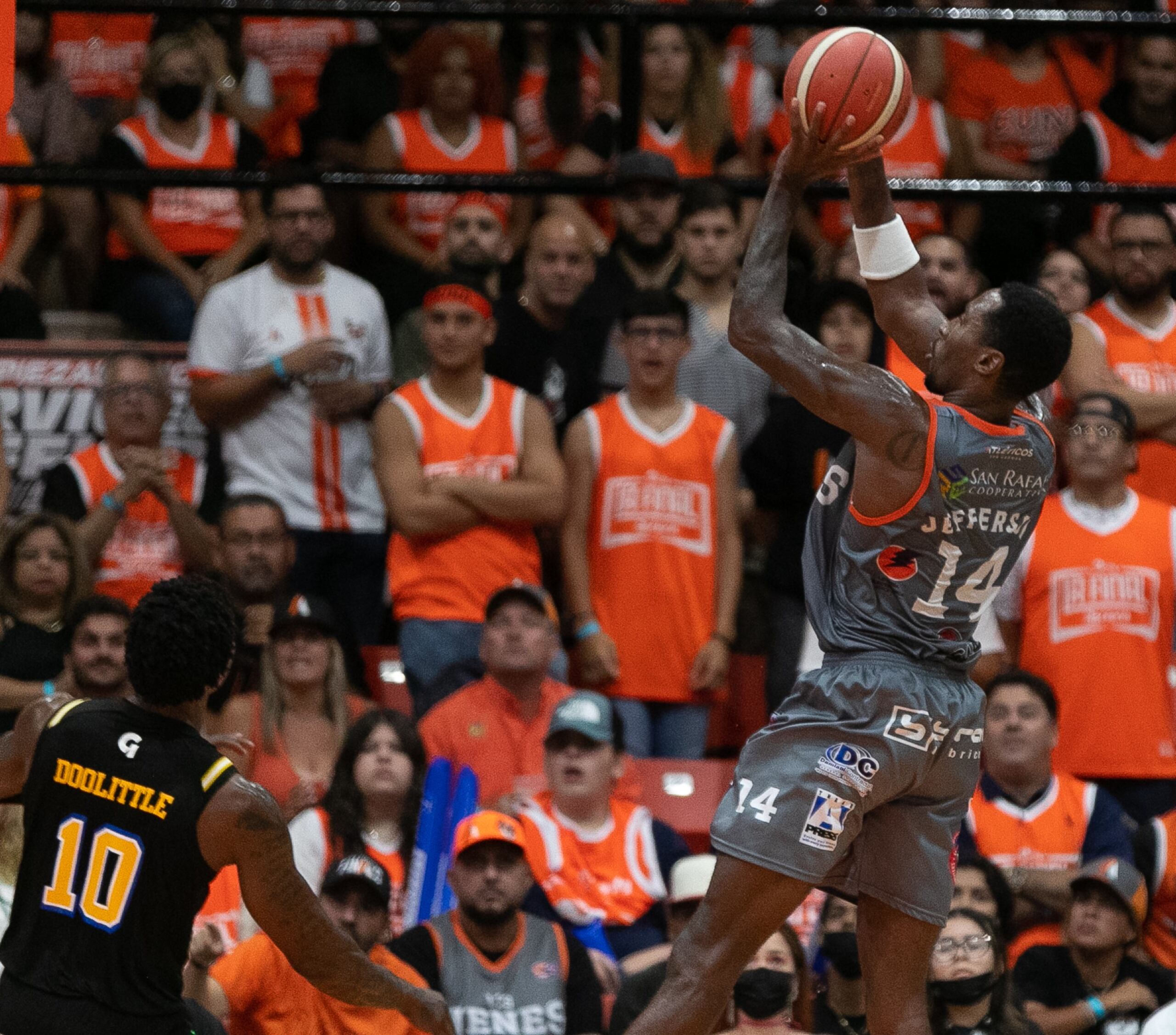 Hollis Jefferson se echó encima la ofensiva de los Atléticos en el cuarto periodo.