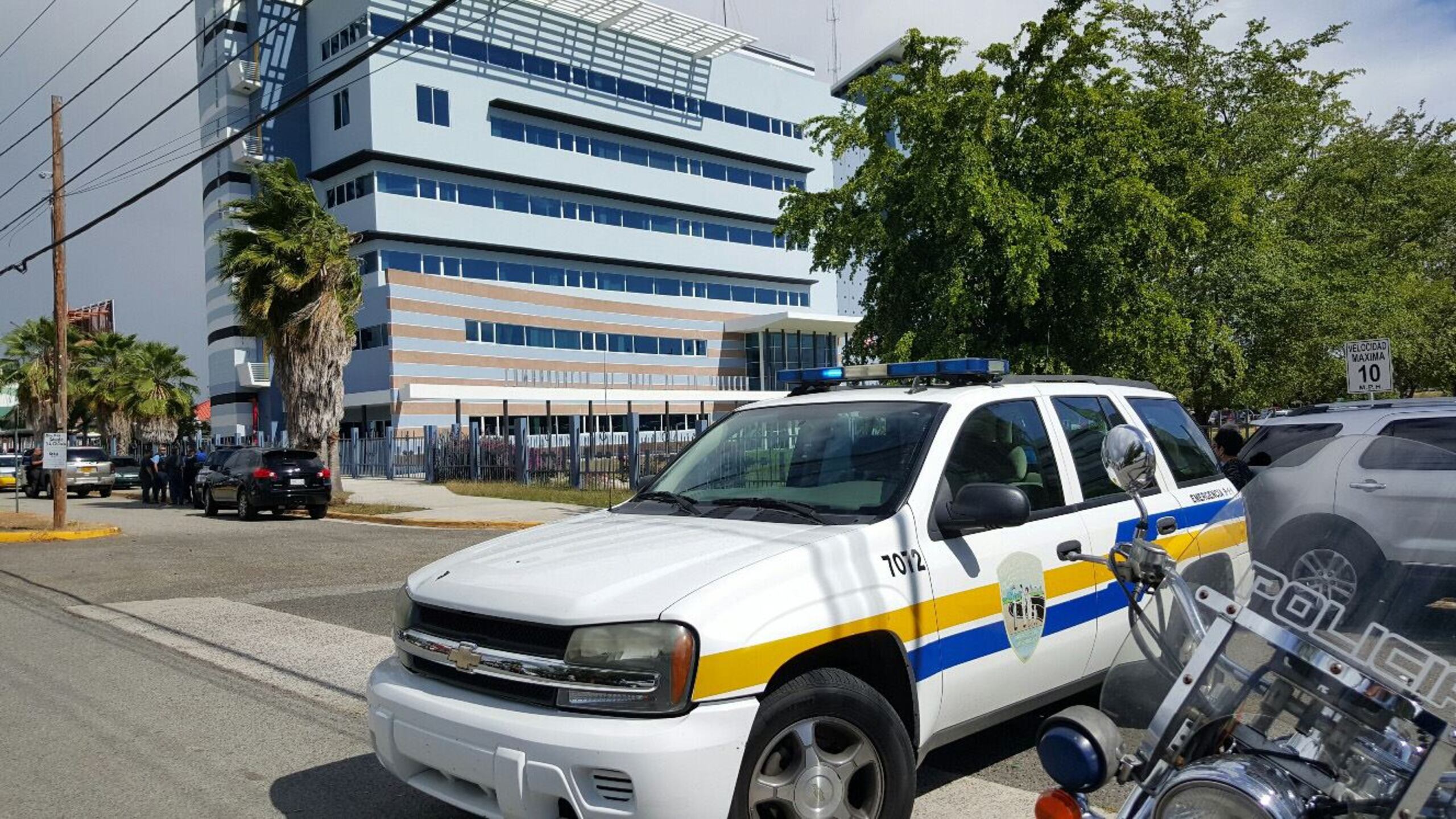 Tres policías murieron en un tiroteo en la Comandancia de Ponce.