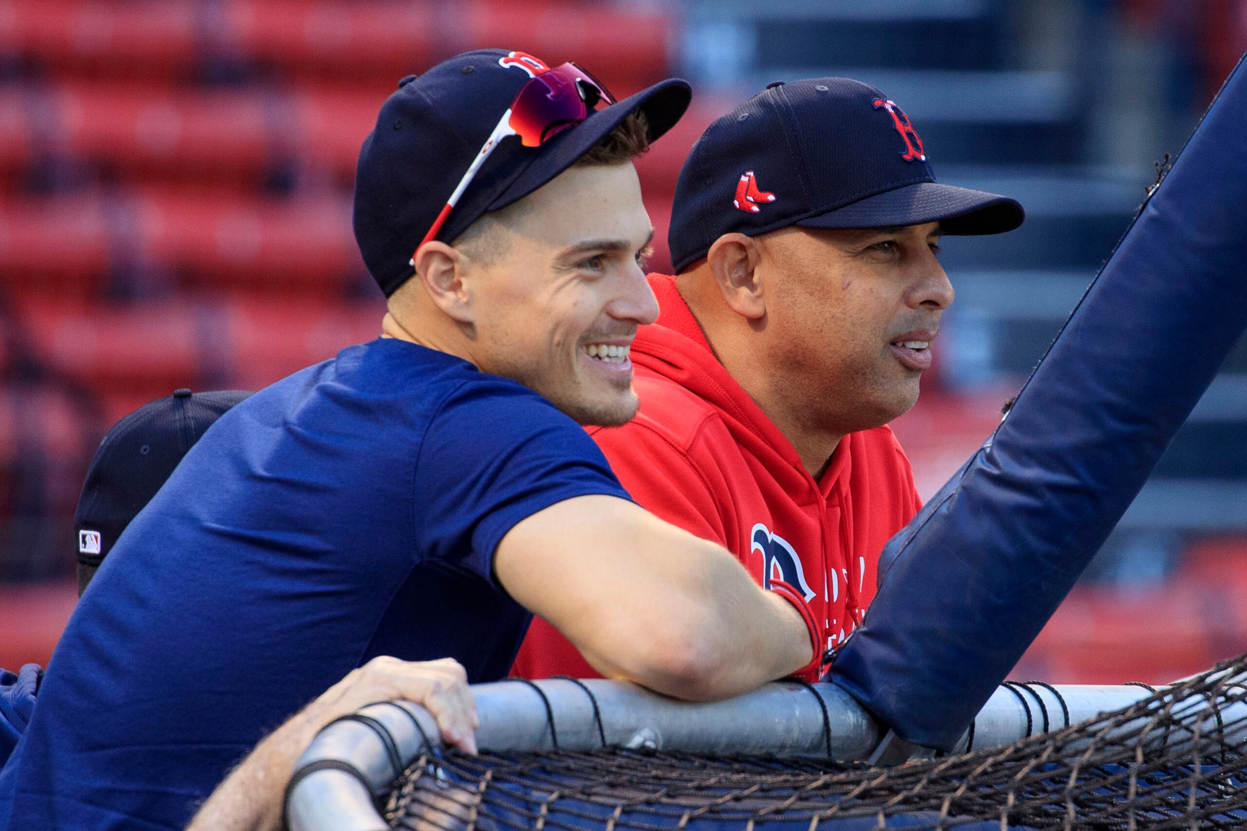 Kike Hernández, a la izquierda, es uno de los jugadores que llena de orgullo a Alex Cora, a la derecha, en estos tiempos. El piloto de Boston destaca que el grupo de peloteros boricuas activos en MLB en estos tiempos es de altura y capacidad, tal como la generación que brilló alto entre las décadas del 1980 y la del 2000.