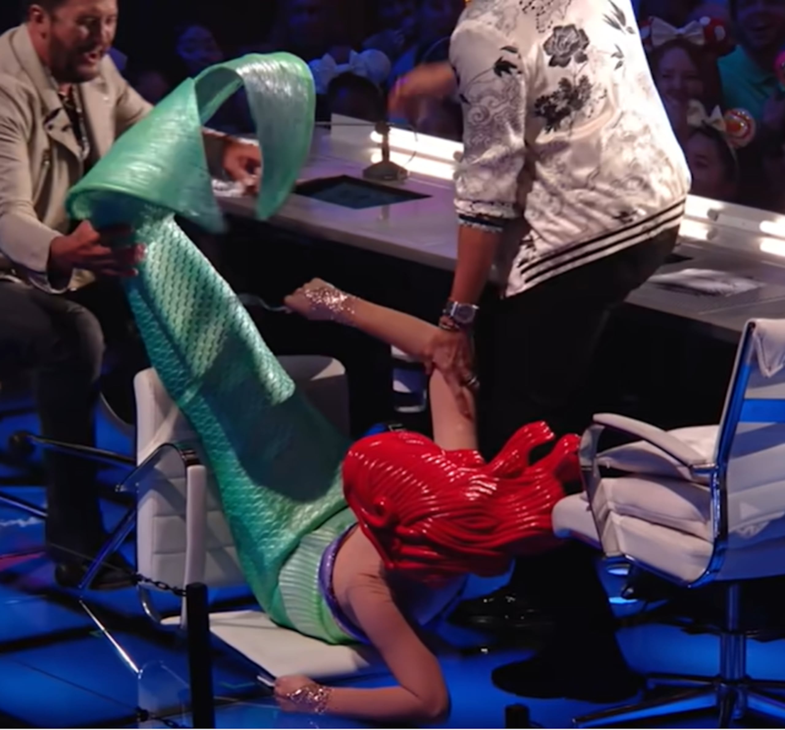 La cantante Katy Perry durante su caída vestida como la sirenita Ariel en "American Idol".