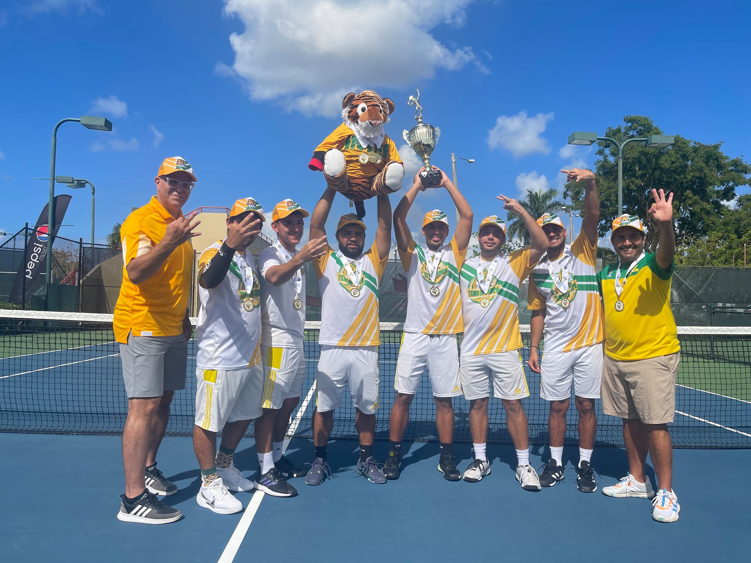 El equipo de la UIPR superó 3-0 ante los Delfines de la Universidad del Sagrado Corazón (USC).