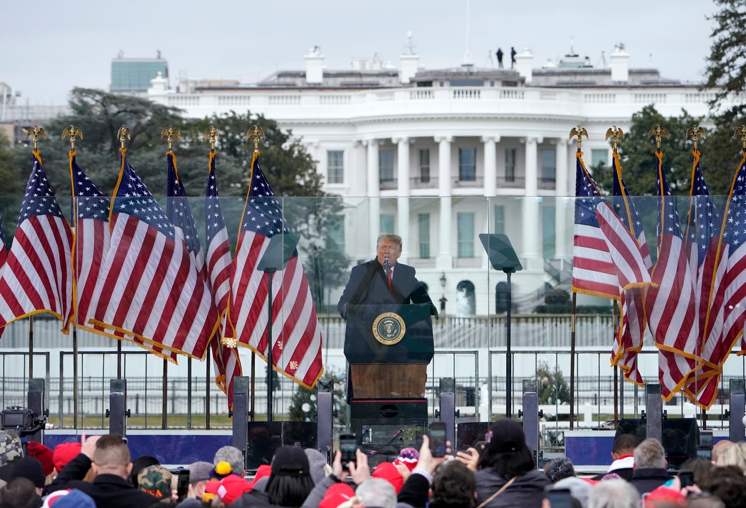 El día del ataque, el entonces presidente Donald Trump convocó un mitin frente a la Casa Blanca, en Washington, en el que dijo a la multitud que se dirigieran al Capitolio, pues “nunca recuperarán nuestro país siendo débiles”.