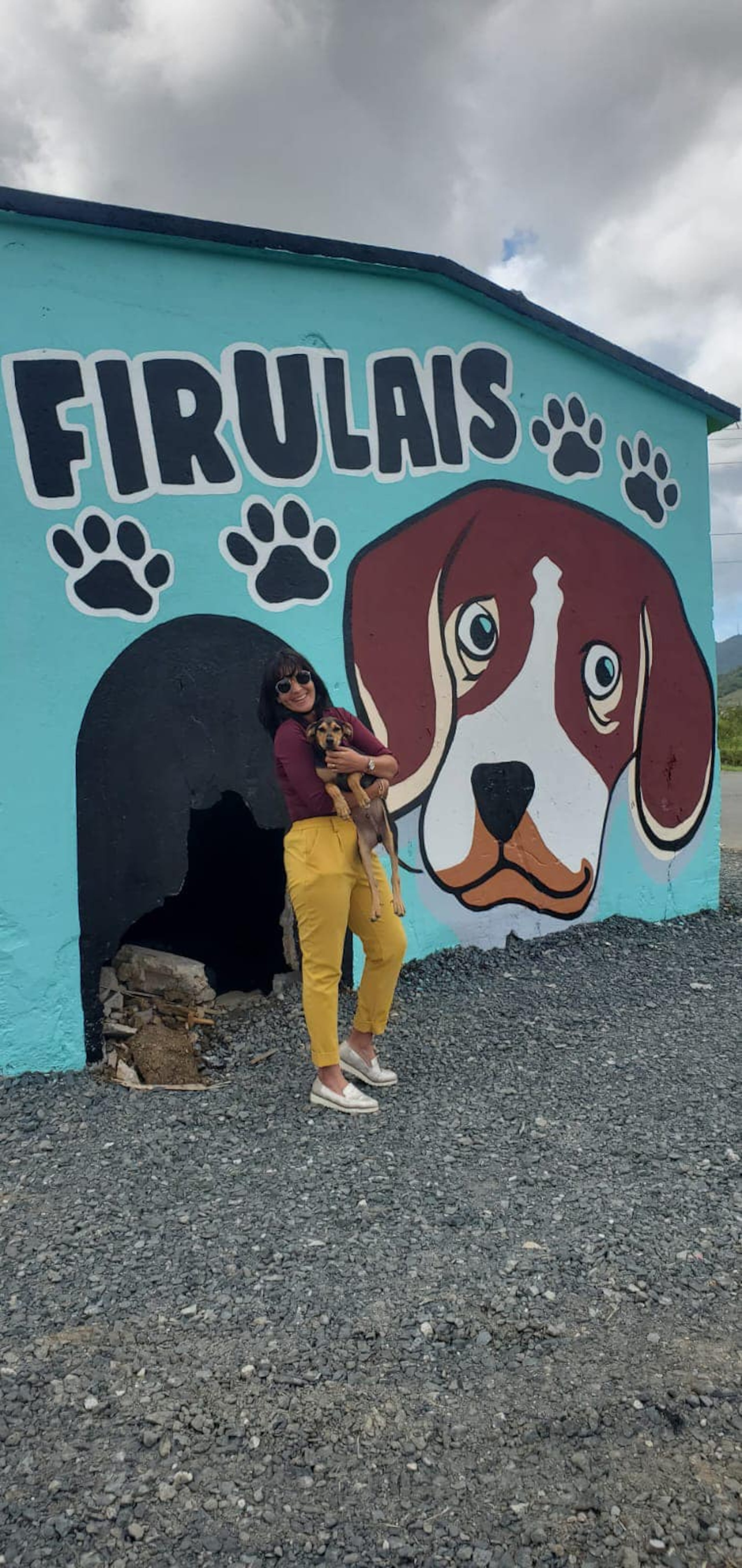 Dennise Oyola, directora del Departamento de Arte, Cultura y Turismo del Municipio adoptó uno de los perritos del área.