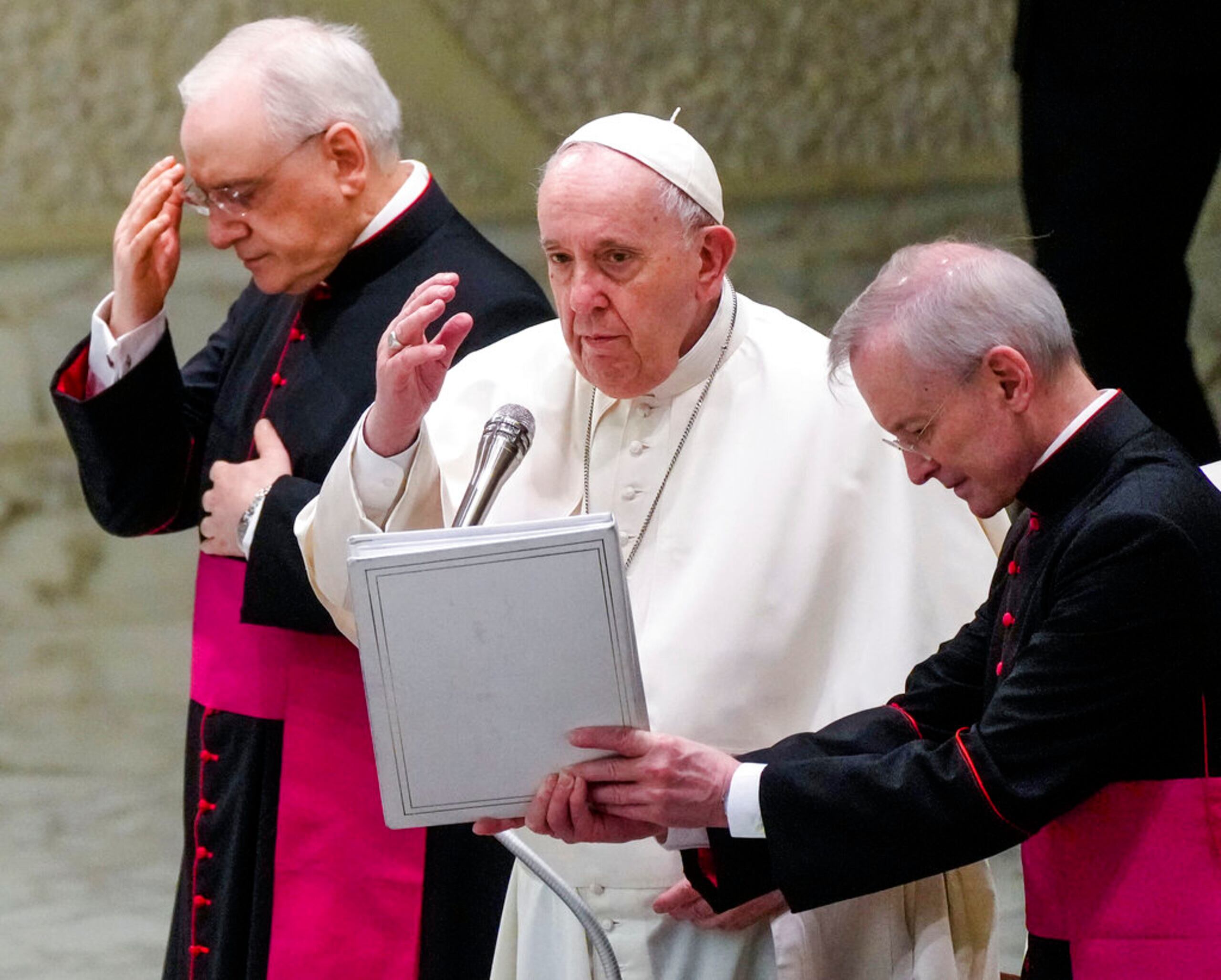 El papa Francisco, el monseñor Leonardo Sapienza y el monseñor Guido Marini durante la bendición en la audiencia general.