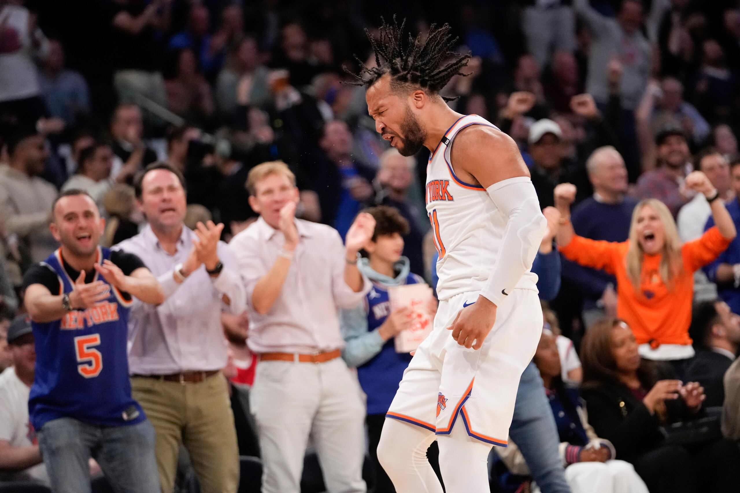 Jalen Brunson celebra en una instancia del partido en el Madison Square Garden, donde los Knicks ha lucido imponentes defensivamente.