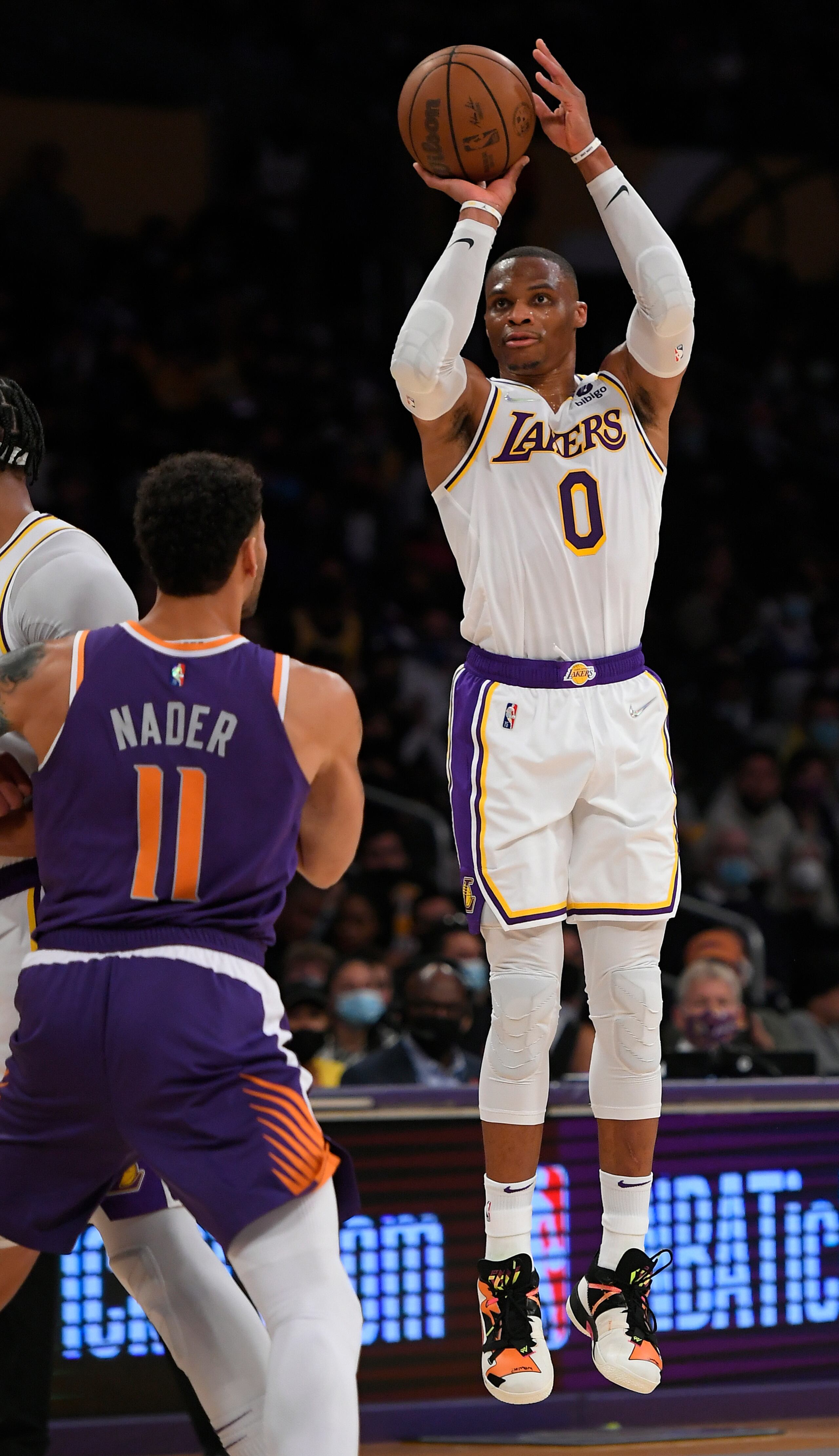 El alero de los Suns de Phoenix Abdel Nader observa mientras el base de los Lakers de Los Ángeles Russell Westbrook lanza el balón en el encuentro de pretemporada. Los Lakers están listos para buscar un campeonato con un renovado roster lleno de jugadores experimentados.