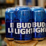 Publicista de Bud Light toma licencia por llamados de boicot