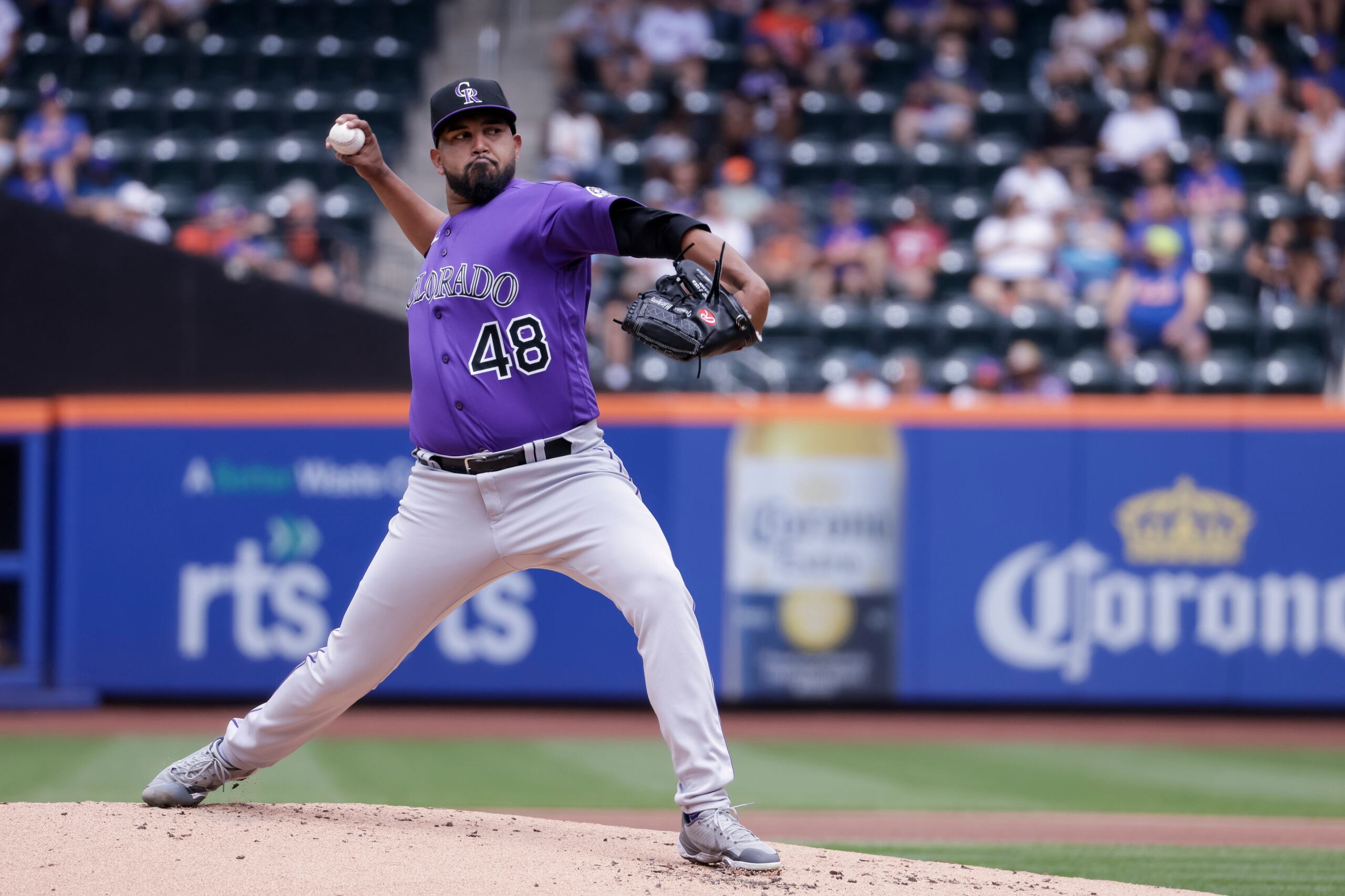 Germán Márquez lanza por los Rockies de Colorado ante los Mets de Nueva York, el domingo 28 de agosto de 2022, en Nueva York. (AP Foto/Corey Sipkin)