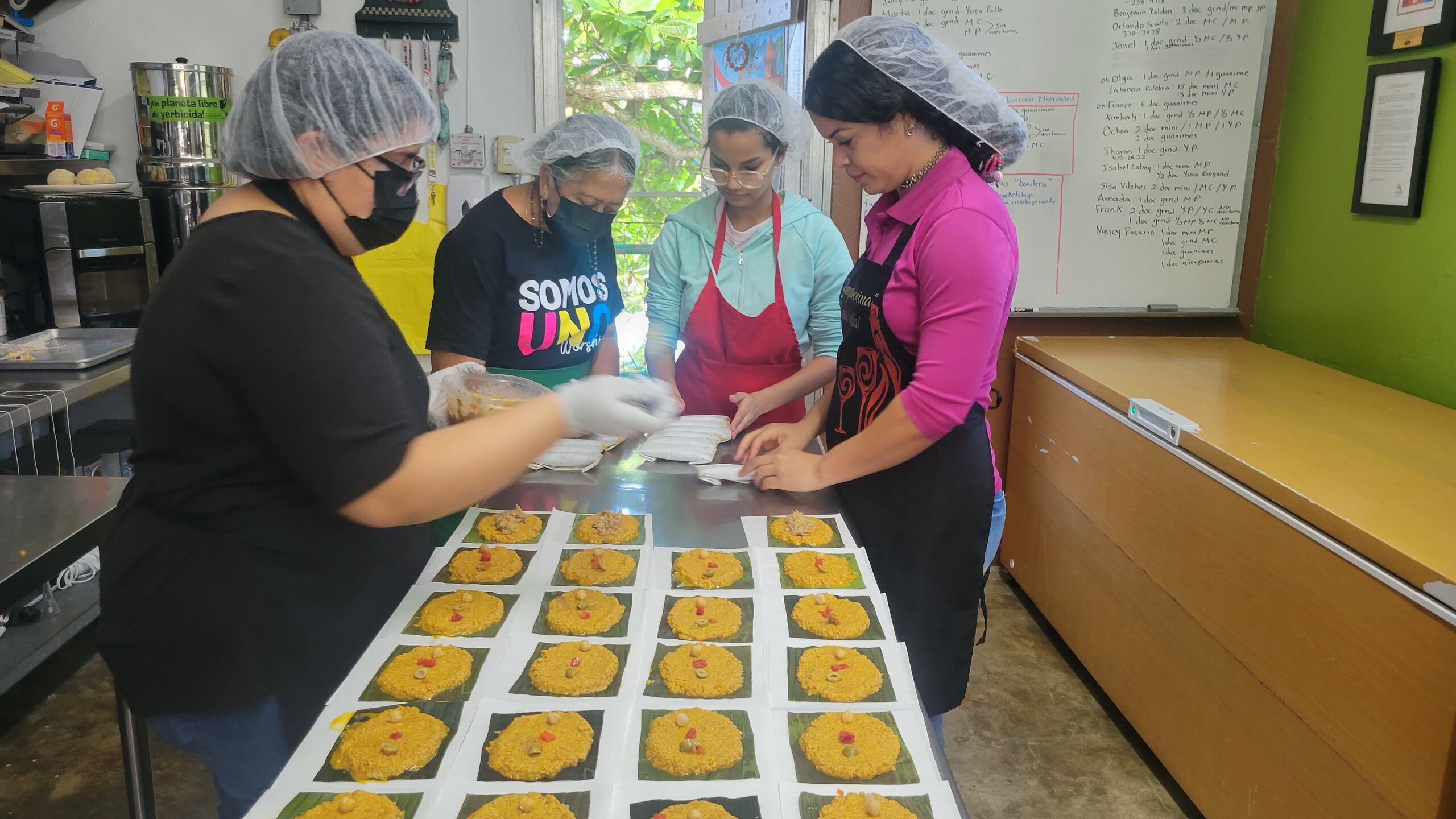 La Comuna Cajey persigue la confección de productos típicos, tales como pasteles, guanimes, empanadas y alcapurrias, entre otras delicias culinarias heredadas de nuestros abuelos.