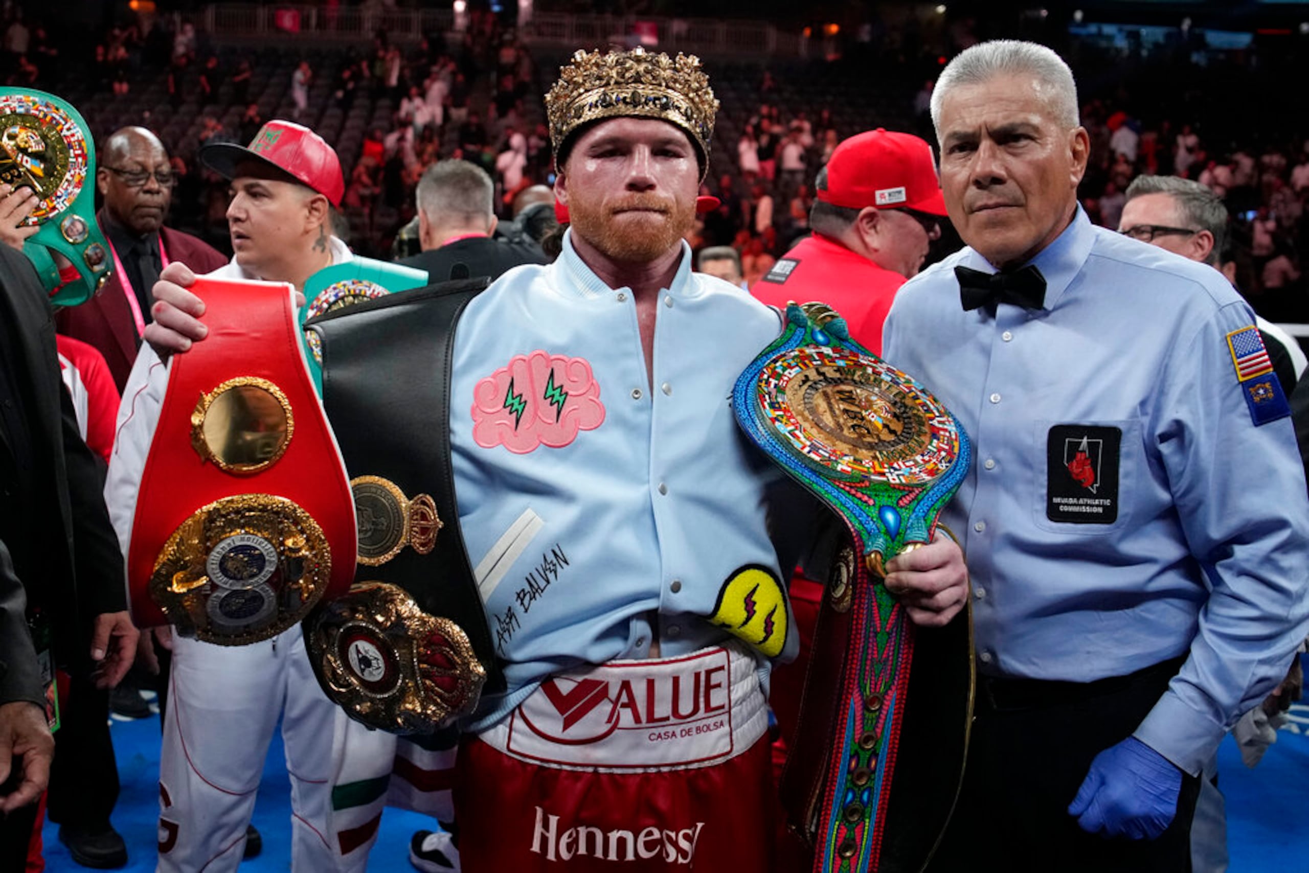 Canelo Álvarez festeja tras su victoria ante Gennady Golovkin en la pelea por los títulos súper medianos el pasado septiembre.