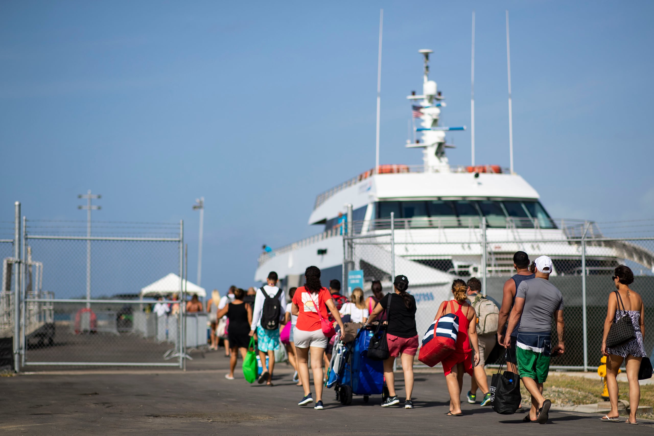 Pasajeros en el terminal se dirigen a la lancha para ir a Culebra.