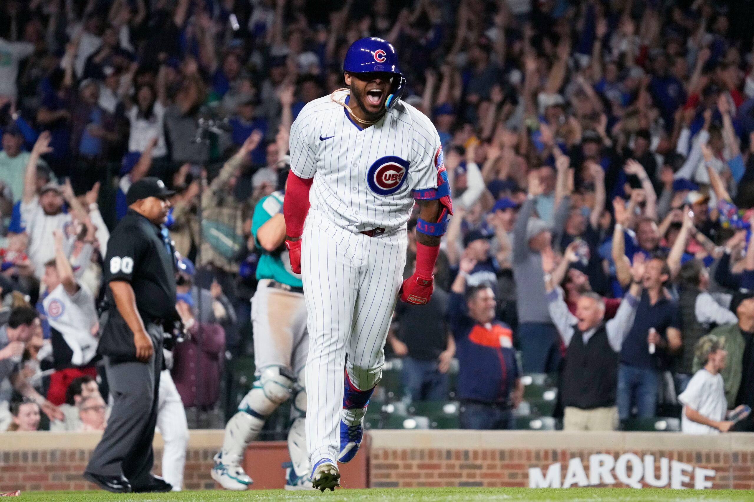 El boricua Nelson Velázquez, de los Cubs de Chicago, reacciona tras disparar su cuadrangular con las bases llenas el martes.