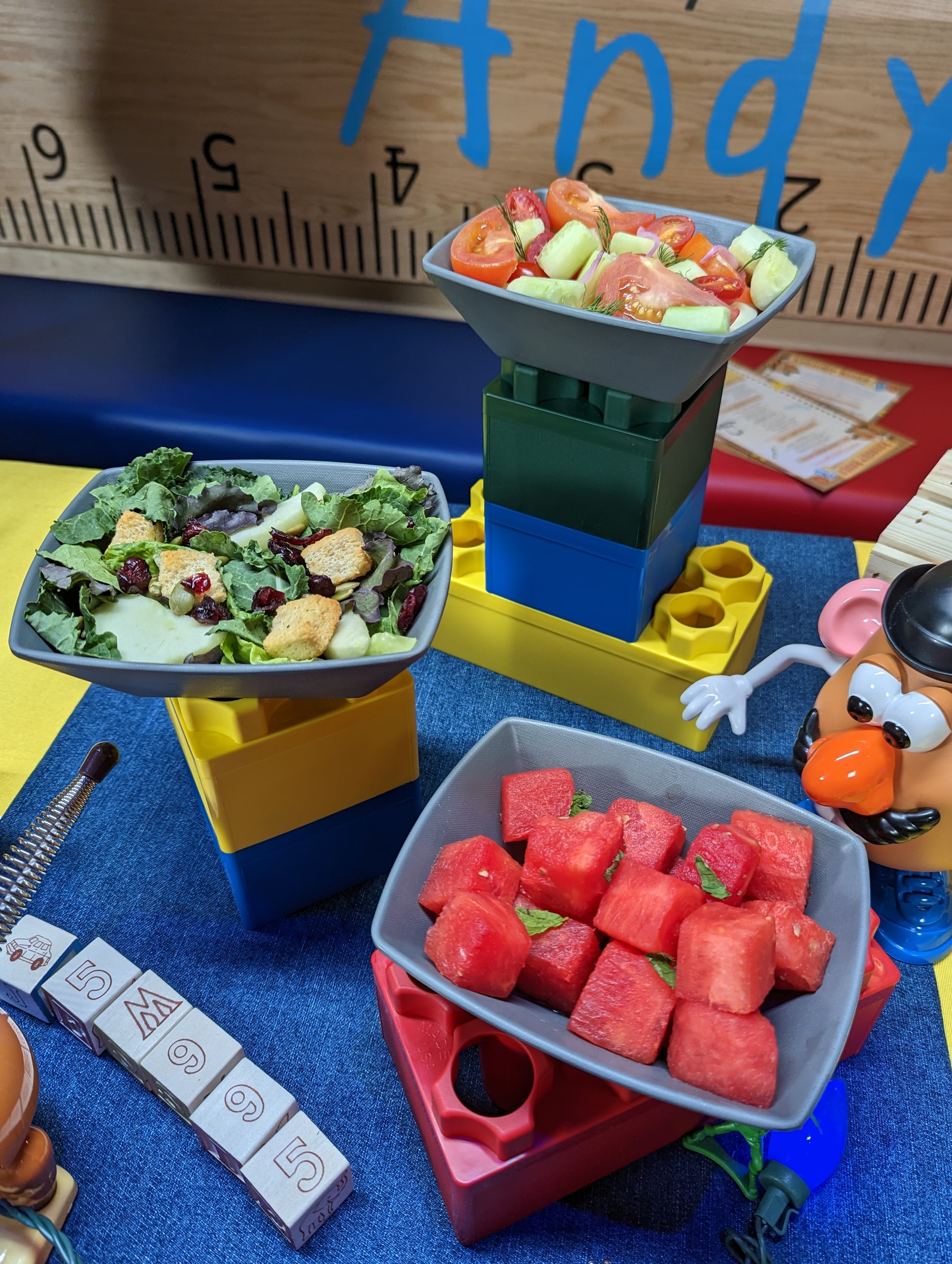 Las ensaladas Rootin’ Tootin Tomato, Rex’s Romaine and Kale y Wheezy’s Watermelon del restaurante Roundup Rodeo BBQ.