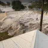 Tsunami sacude la isla de Tonga tras la erupción de un volcán submarino 