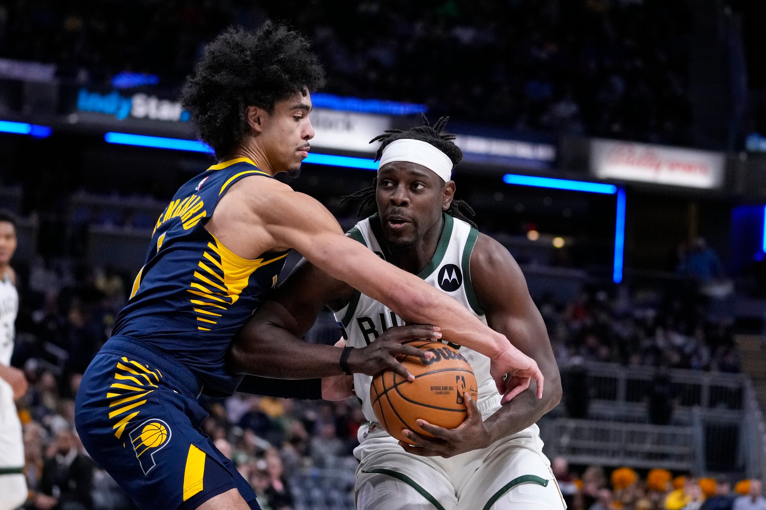 El defensa de los Pacers de Indiana, Andrew Nembhard, a la izquierda, intenta frenar a Jrue Holiday, de los Bucks de Milwaukee, quien concluyó la noche con 51 puntos.