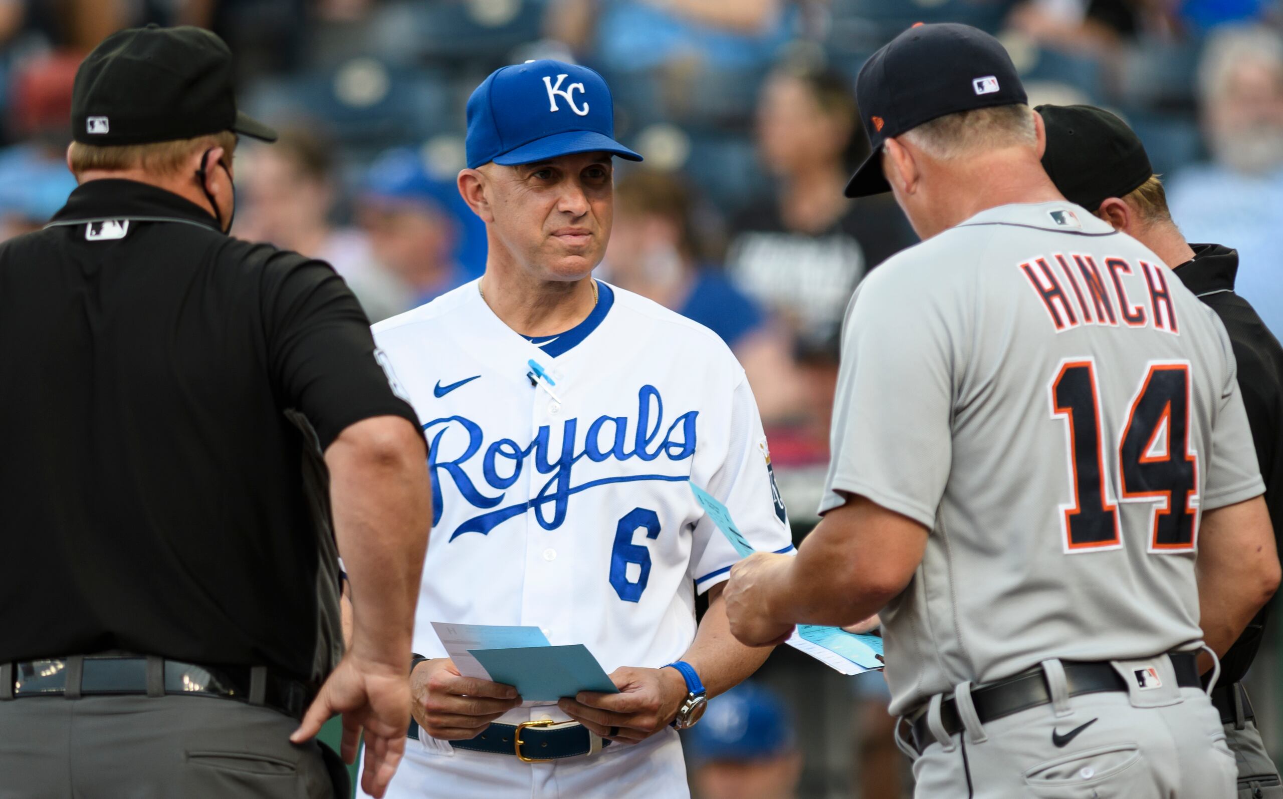 ARCHIVO - Foto del 14 de junio del 2021, el entrenador de banca de los Reales de Kansas City Pedro Grifol se reúne con el mánager de los Tigres de Detroit A.J. Hinch y los umpires. El jueves 3 de noviembre del 2022, los Medias Blancas contratan oficialmente a Grifol como nuevo mánager para suplir a Tony La Russa. (AP Foto/Reed Hoffmann, Archivo)