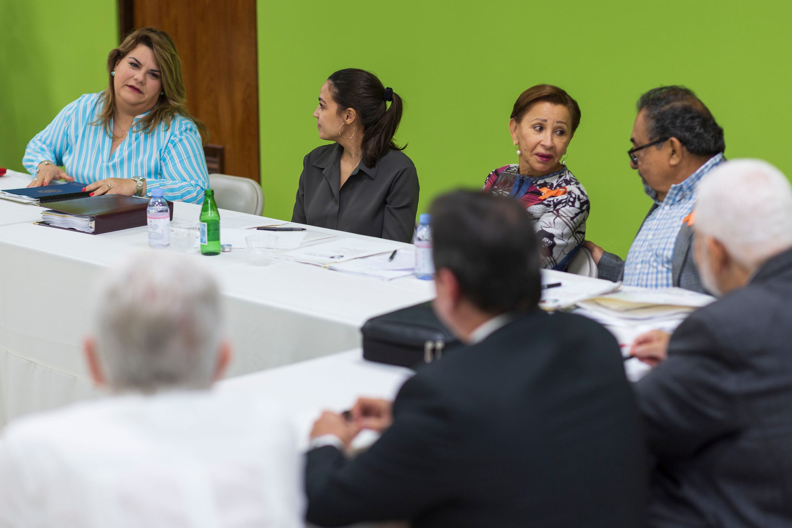 Desde la derecha, los congresistas Raúl Grijalva, Nydia Velázquez, Alexandria Ocasio Cortez, y la comisionada residente en Washington, Jenniffer González, se reunieron con el liderato del Partido Independentista Puertorriqueño para discutir el borrador del proyecto federal sobre descolonización.