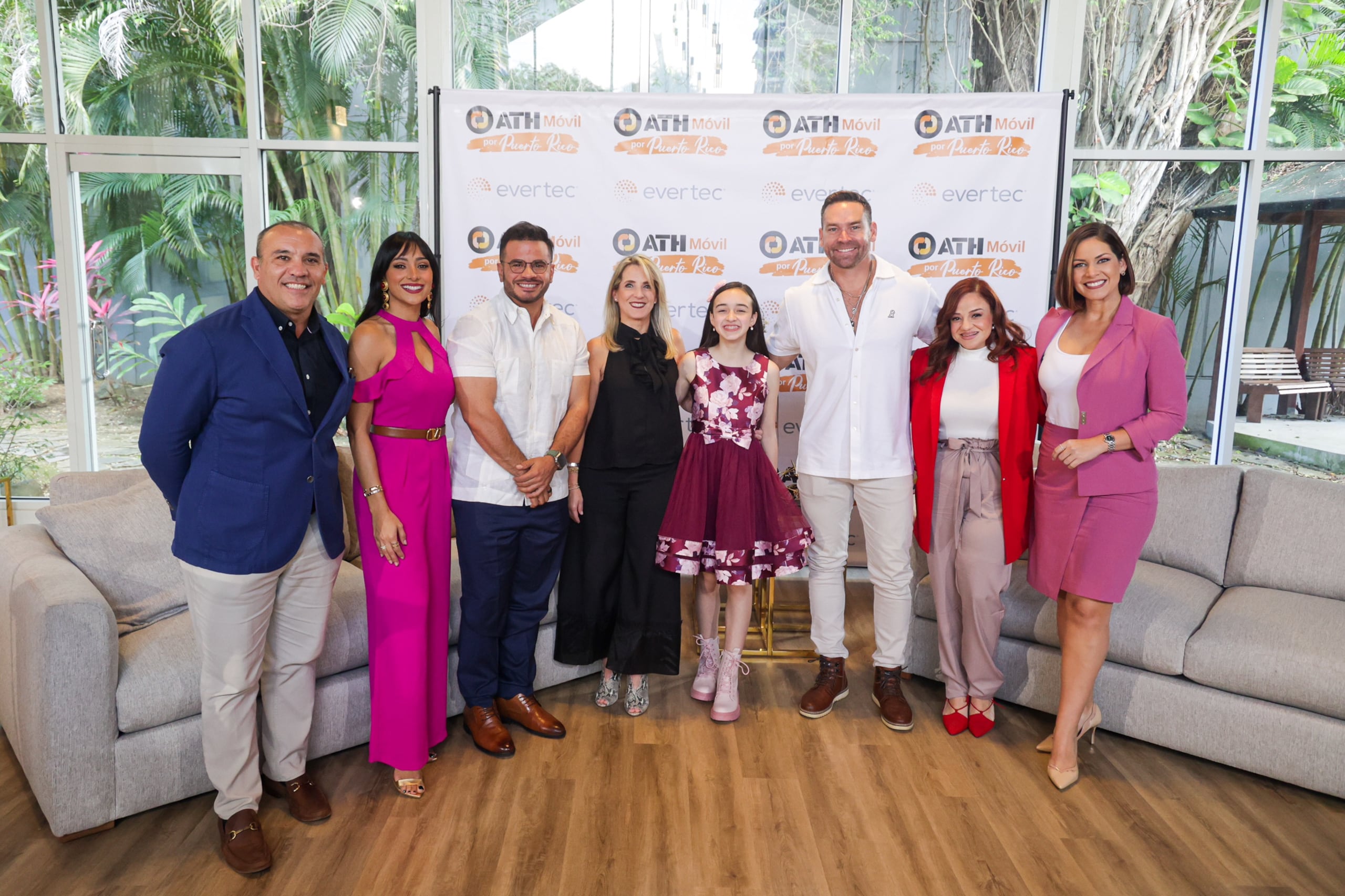 Pedro Zorrilla, CEO de GFR Media; Nicole Chacón; Jay Fonseca; Alexandra López-Soler, principal oficial de Mercadeo de Evertec; Ackerly Cedeño, Jaime Mayol, Brenda Rivera y Mónika Candelaria.